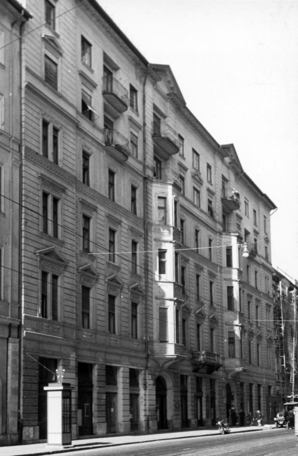 Hungary, Budapest IX., Üllői út 11-13. A kép forrását kérjük így adja meg: Fortepan / Budapest Főváros Levéltára. Levéltári jelzet: HU_BFL_XV_19_c_11, 1957, Budapest Főváros Levéltára / Városrendezési és Építészeti Osztályának fényképei, A Fővárosi Tanács VB Városrendezési és Építészeti Osztályának, Budapest, phone booth, enclosed balcony, Fortepan #103078