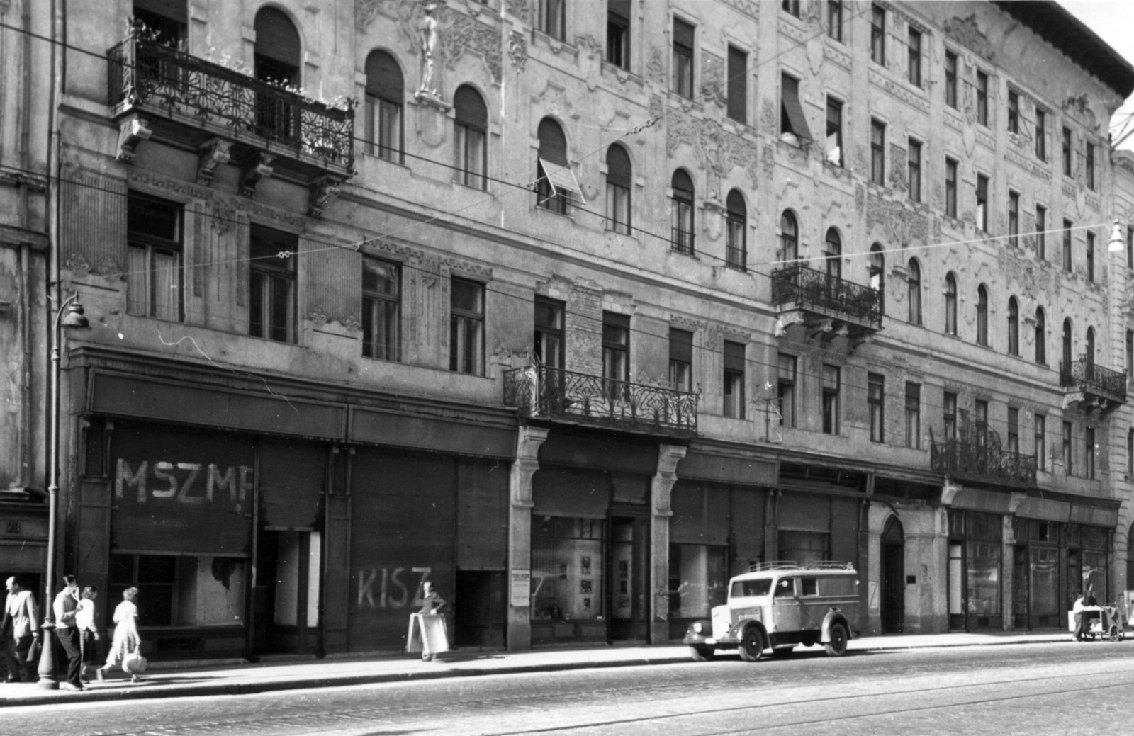 Hungary, Budapest IX., Üllői út 21. A kép forrását kérjük így adja meg: Fortepan / Budapest Főváros Levéltára. Levéltári jelzet: HU_BFL_XV_19_c_11, 1957, Budapest Főváros Levéltára / Városrendezési és Építészeti Osztályának fényképei, A Fővárosi Tanács VB Városrendezési és Építészeti Osztályának, Budapest, tenement house, Secession, shutter, tricycle, Fortepan #103079