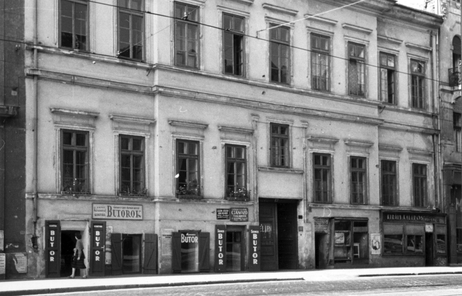 Hungary, Budapest IX., Üllői út 23. A kép forrását kérjük így adja meg: Fortepan / Budapest Főváros Levéltára. Levéltári jelzet: HU_BFL_XV_19_c_11, 1957, Budapest Főváros Levéltára / Városrendezési és Építészeti Osztályának fényképei, A Fővárosi Tanács VB Városrendezési és Építészeti Osztályának, furniture shop, hat shop, Budapest, disinsection, Fortepan #103080