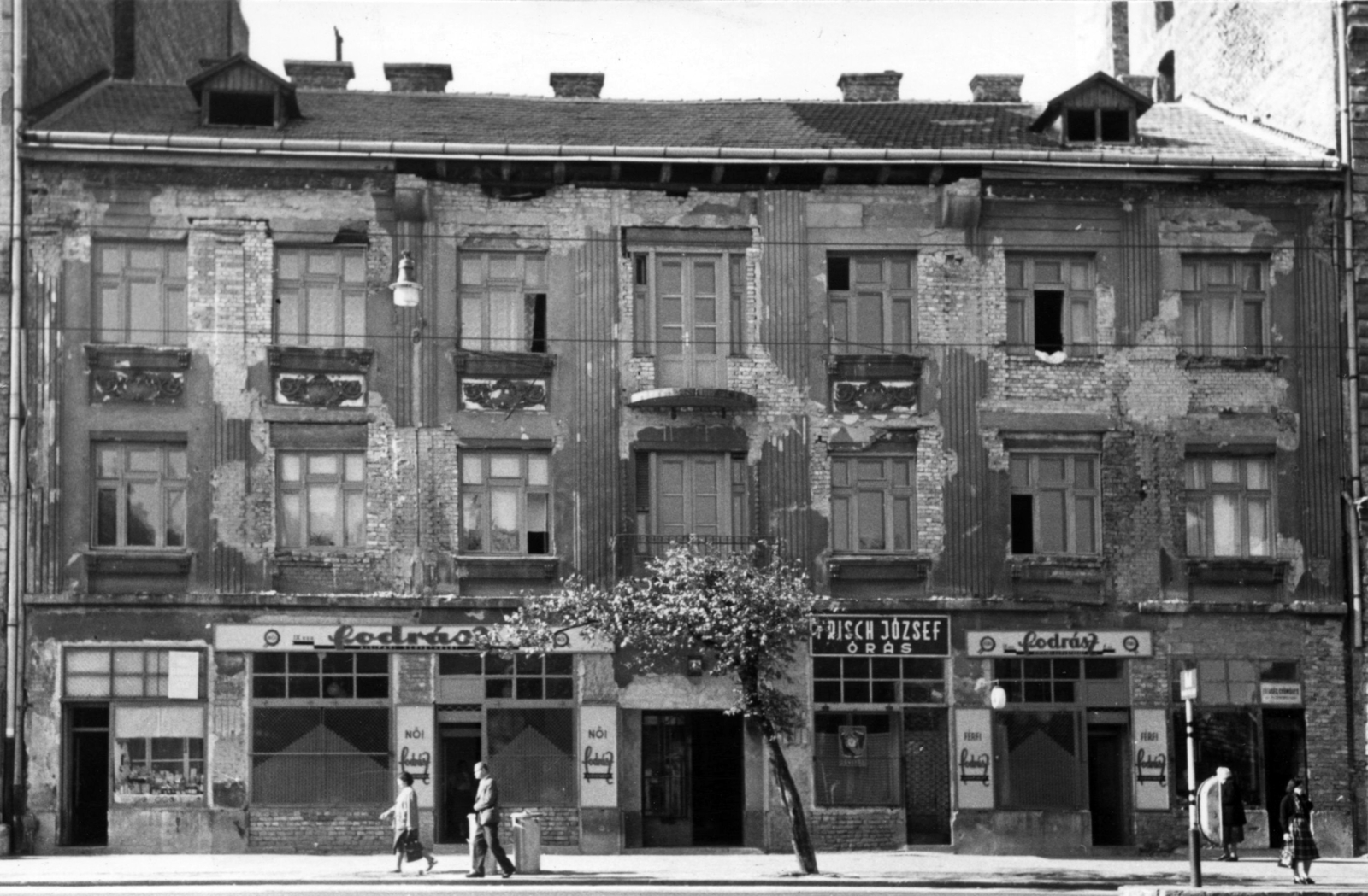 Hungary, Budapest IX., Üllői út 89/b. A kép forrását kérjük így adja meg: Fortepan / Budapest Főváros Levéltára. Levéltári jelzet: HU_BFL_XV_19_c_11, 1957, Budapest Főváros Levéltára / Városrendezési és Építészeti Osztályának fényképei, A Fővárosi Tanács VB Városrendezési és Építészeti Osztályának, Budapest, hairdresser, clockmaker, Fortepan #103081