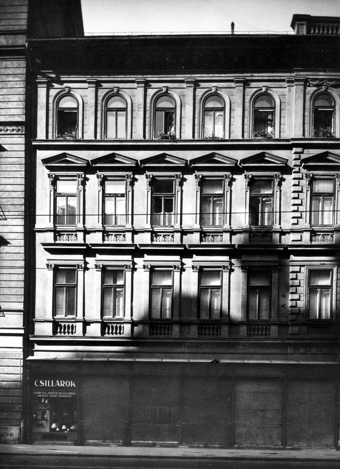 Magyarország, Budapest IX., Üllői út 9. A kép forrását kérjük így adja meg: Fortepan / Budapest Főváros Levéltára. Levéltári jelzet: HU_BFL_XV_19_c_11, 1958, Budapest Főváros Levéltára / Városrendezési és Építészeti Osztályának fényképei, A Fővárosi Tanács VB Városrendezési és Építészeti Osztályának, Budapest, lámpabolt, Fortepan #103089