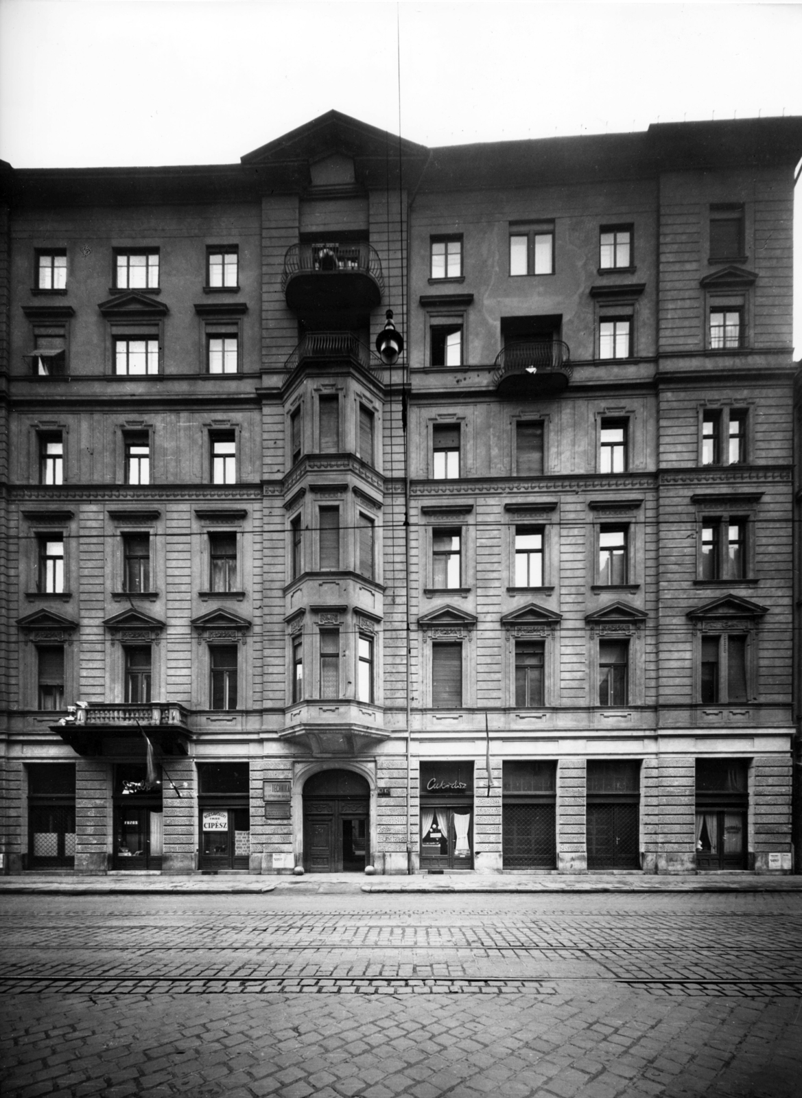 Hungary, Budapest IX., Üllői út 11-13. A kép forrását kérjük így adja meg: Fortepan / Budapest Főváros Levéltára. Levéltári jelzet: HU_BFL_XV_19_c_11, 1958, Budapest Főváros Levéltára / Városrendezési és Építészeti Osztályának fényképei, A Fővárosi Tanács VB Városrendezési és Építészeti Osztályának, Budapest, enclosed balcony, shoemaker, confectioner, Fortepan #103091