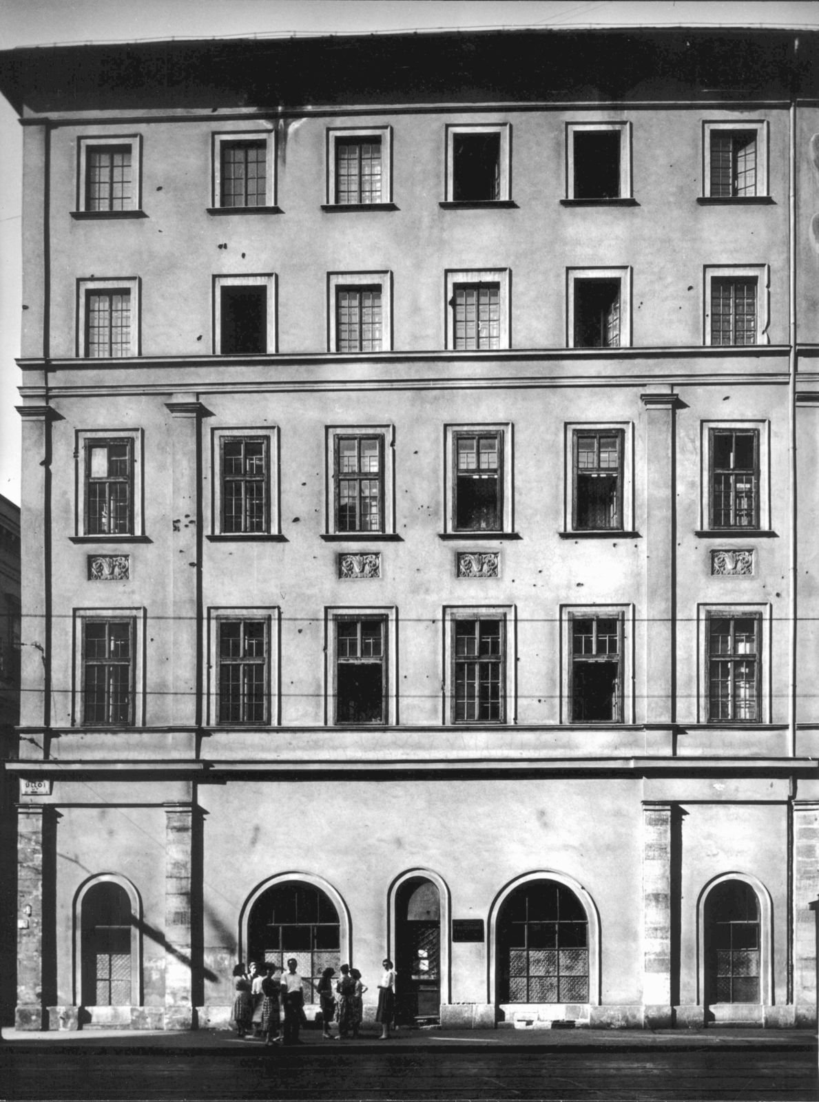 Hungary, Budapest IX., Üllői út 15., az Erkel utca 20. Üllői úti homlokzata. A kép forrását kérjük így adja meg: Fortepan / Budapest Főváros Levéltára. Levéltári jelzet: HU_BFL_XV_19_c_11, 1958, Budapest Főváros Levéltára / Városrendezési és Építészeti Osztályának fényképei, A Fővárosi Tanács VB Városrendezési és Építészeti Osztályának, Budapest, bullet hole, window, street name sign, tenement house, Fortepan #103093