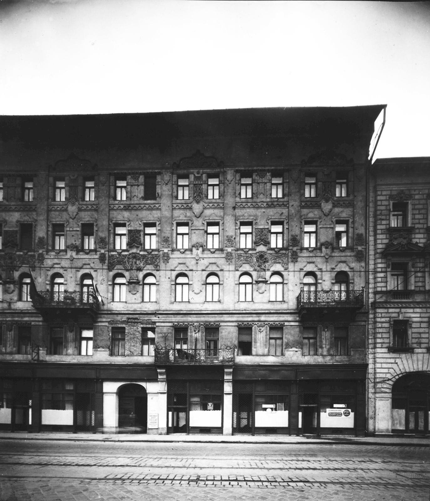 Hungary, Budapest IX., Üllői út 21. A kép forrását kérjük így adja meg: Fortepan / Budapest Főváros Levéltára. Levéltári jelzet: HU_BFL_XV_19_c_11, 1958, Budapest Főváros Levéltára / Városrendezési és Építészeti Osztályának fényképei, A Fővárosi Tanács VB Városrendezési és Építészeti Osztályának, Budapest, architectural ornament, bullet hole, Secession, Fortepan #103096