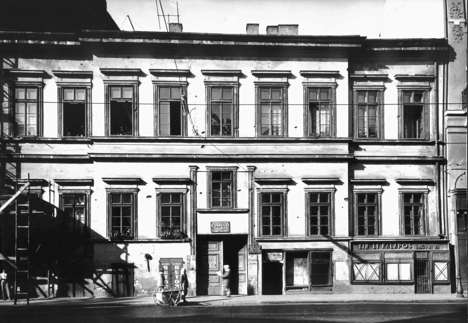 Hungary, Budapest IX., Üllői út 23. A kép forrását kérjük így adja meg: Fortepan / Budapest Főváros Levéltára. Levéltári jelzet: HU_BFL_XV_19_c_11, 1958, Budapest Főváros Levéltára / Városrendezési és Építészeti Osztályának fényképei, A Fővárosi Tanács VB Városrendezési és Építészeti Osztályának, Budapest, carpenter, bullet hole, hat shop, furniture shop, memorial plaque, cleaning, Fortepan #103097