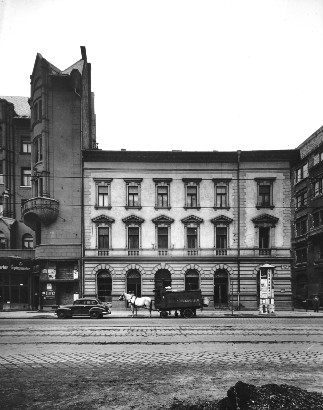 Magyarország, Budapest IX., Üllői út 57., jobbra a Páva utca. A kép forrását kérjük így adja meg: Fortepan / Budapest Főváros Levéltára. Levéltári jelzet: HU_BFL_XV_19_c_11, 1958, Budapest Főváros Levéltára / Városrendezési és Építészeti Osztályának fényképei, A Fővárosi Tanács VB Városrendezési és Építészeti Osztályának, Budapest, erkély, hirdetőoszlop, cipész, lovaskocsi, gyógyszertár, Fortepan #103103