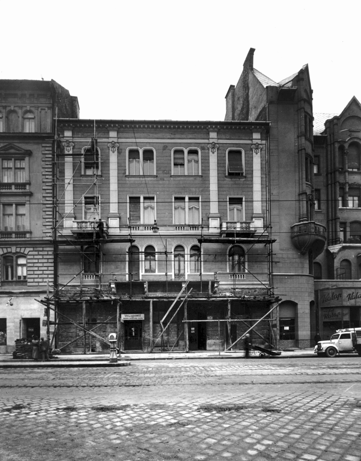 Hungary, Budapest IX., Üllői út 61. A kép forrását kérjük így adja meg: Fortepan / Budapest Főváros Levéltára. Levéltári jelzet: HU_BFL_XV_19_c_11, 1958, Budapest Főváros Levéltára / Városrendezési és Építészeti Osztályának fényképei, A Fővárosi Tanács VB Városrendezési és Építészeti Osztályának, Budapest, csibi lamp, hardware store, Fortepan #103105