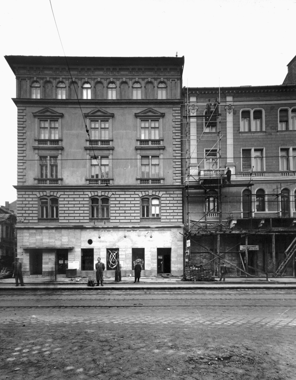 Magyarország, Budapest IX., Üllői út 63. és 61., balra a Berzenczey utca. A kép forrását kérjük így adja meg: Fortepan / Budapest Főváros Levéltára. Levéltári jelzet: HU_BFL_XV_19_c_11, 1958, Budapest Főváros Levéltára / Városrendezési és Építészeti Osztályának fényképei, A Fővárosi Tanács VB Városrendezési és Építészeti Osztályának, villamosmegálló, Budapest, Fortepan #103106