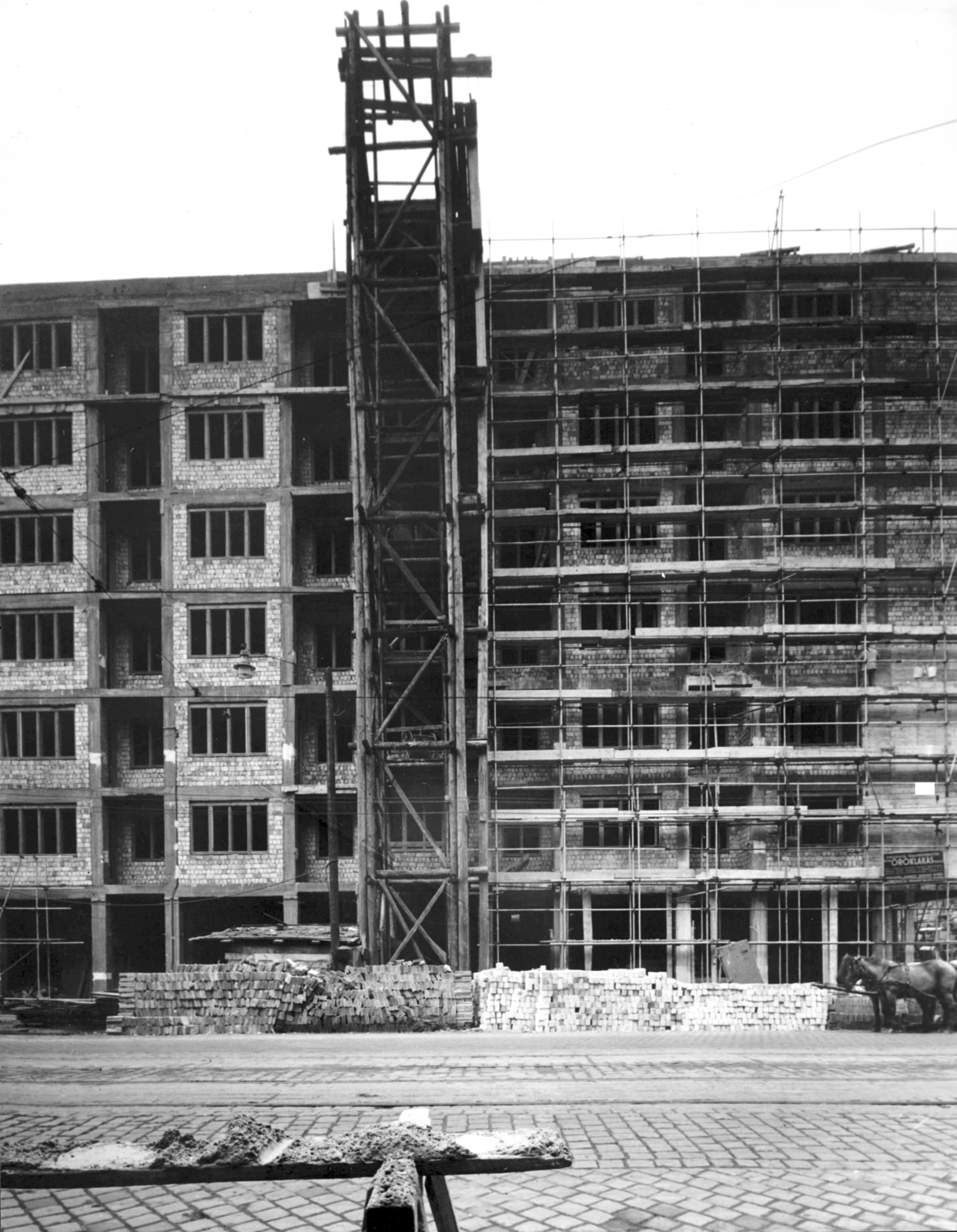 Hungary, Budapest IX., az Üllői út 65-67. építése. A kép forrását kérjük így adja meg: Fortepan / Budapest Főváros Levéltára. Levéltári jelzet: HU_BFL_XV_19_c_11, 1958, Budapest Főváros Levéltára / Városrendezési és Építészeti Osztályának fényképei, A Fővárosi Tanács VB Városrendezési és Építészeti Osztályának, Budapest, construction, scaffolding, Fortepan #103107