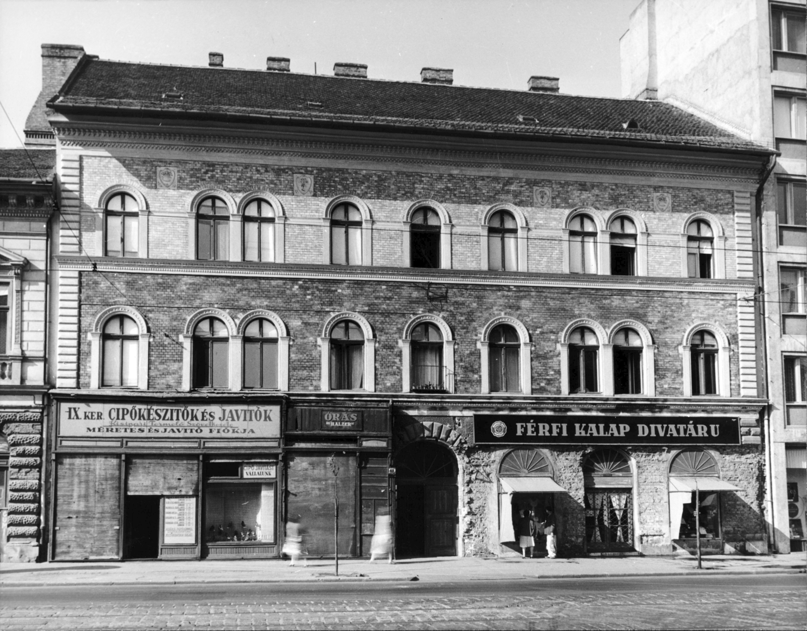 Hungary, Budapest IX., Üllői út 83. A kép forrását kérjük így adja meg: Fortepan / Budapest Főváros Levéltára. Levéltári jelzet: HU_BFL_XV_19_c_11, 1958, Budapest Főváros Levéltára / Városrendezési és Építészeti Osztályának fényképei, A Fővárosi Tanács VB Városrendezési és Építészeti Osztályának, Budapest, Fashion store, hat shop, shoe manufacturing, Fortepan #103109