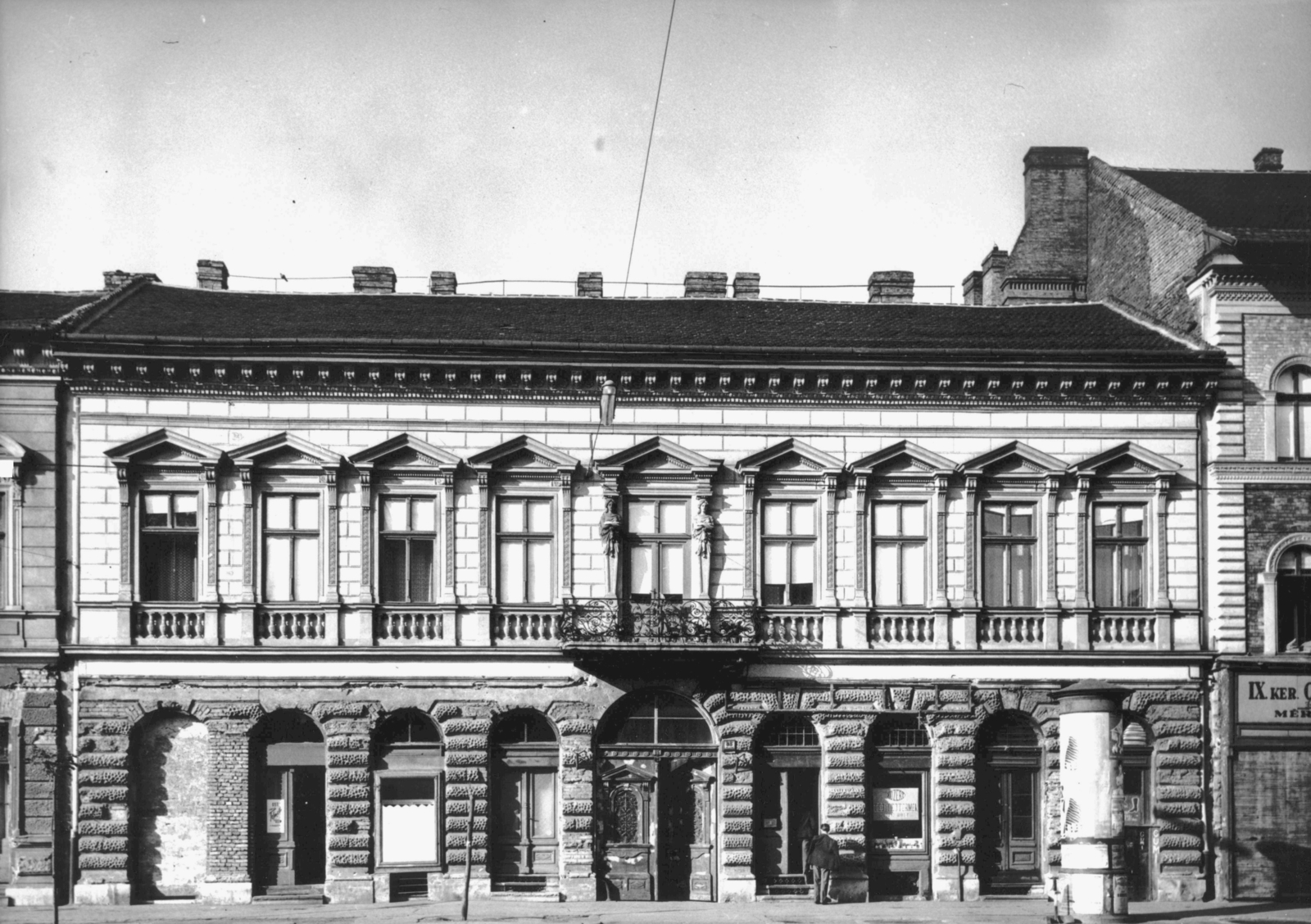 Magyarország, Budapest IX., Üllői út 85. A kép forrását kérjük így adja meg: Fortepan / Budapest Főváros Levéltára. Levéltári jelzet: HU_BFL_XV_19_c_11, 1958, Budapest Főváros Levéltára / Városrendezési és Építészeti Osztályának fényképei, A Fővárosi Tanács VB Városrendezési és Építészeti Osztályának, Budapest, Közért Vállalat, kariatida, Fortepan #103110