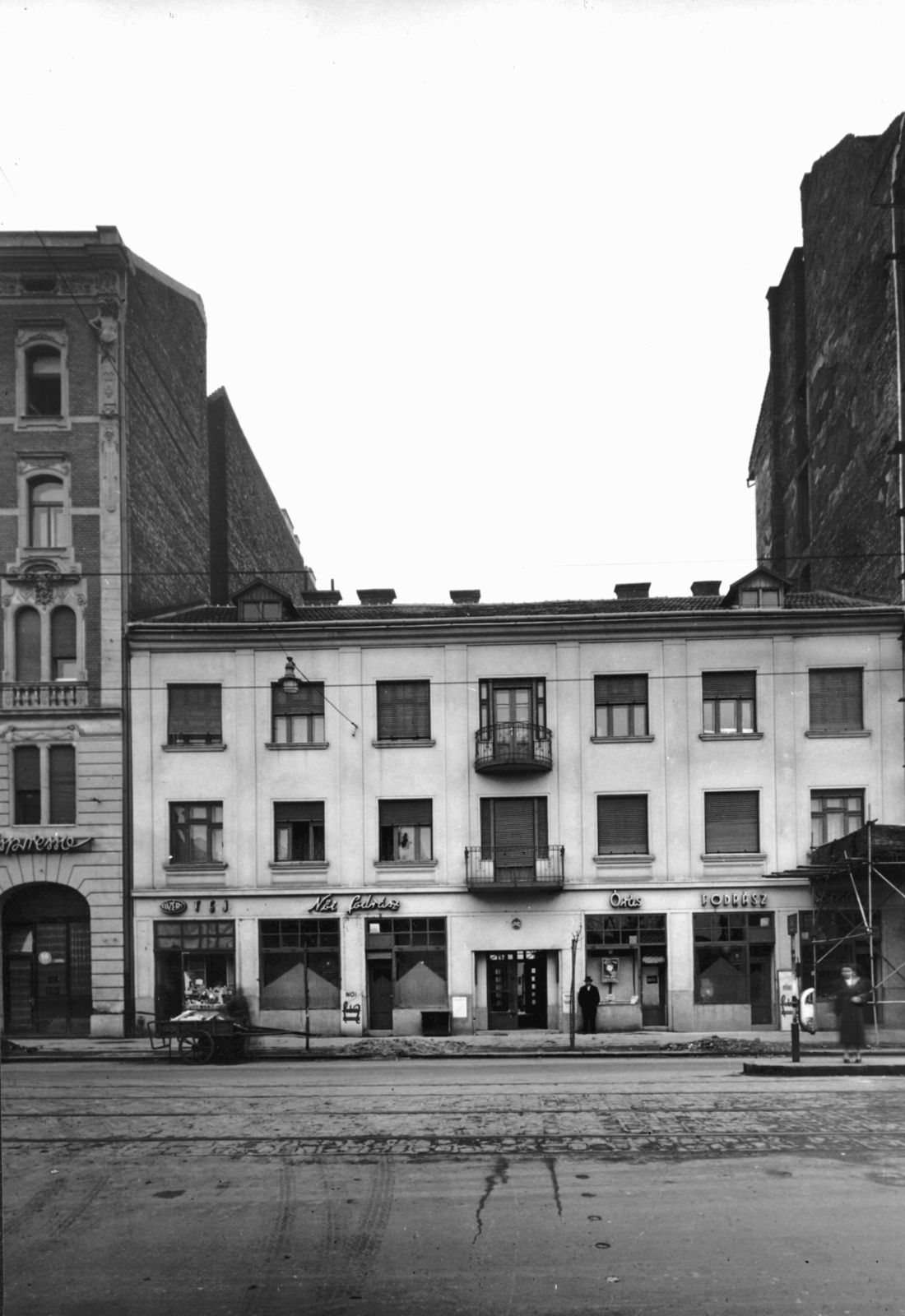 Hungary, Budapest IX., Üllői út, szemben a 89/b számú épület. A kép forrását kérjük így adja meg: Fortepan / Budapest Főváros Levéltára. Levéltári jelzet: HU_BFL_XV_19_c_11, 1958, Budapest Főváros Levéltára / Városrendezési és Építészeti Osztályának fényképei, A Fővárosi Tanács VB Városrendezési és Építészeti Osztályának, Budapest, clockmaker, dairy, hairdresser, Fortepan #103114