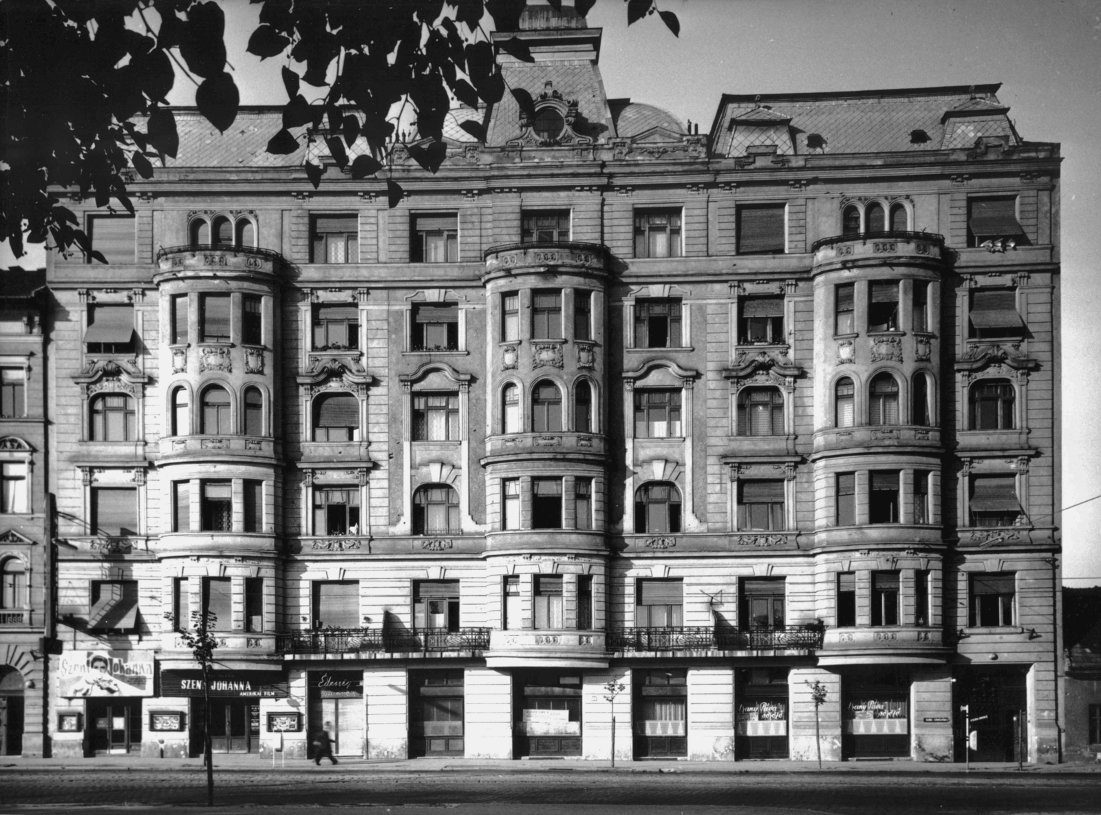 Hungary, Budapest IX., Üllői út 101. A kép forrását kérjük így adja meg: Fortepan / Budapest Főváros Levéltára. Levéltári jelzet: HU_BFL_XV_19_c_11, 1958, Budapest Főváros Levéltára / Városrendezési és Építészeti Osztályának fényképei, A Fővárosi Tanács VB Városrendezési és Építészeti Osztályának, Budapest, candy store, architectural ornament, movie schedule, Fortepan #103120