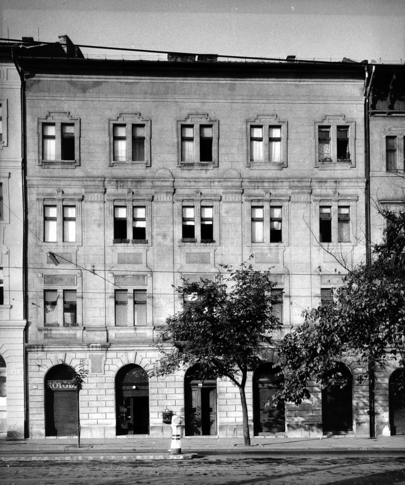 Magyarország, Budapest IX., Üllői út 109/b. A kép forrását kérjük így adja meg: Fortepan / Budapest Főváros Levéltára. Levéltári jelzet: HU_BFL_XV_19_c_11, 1958, Budapest Főváros Levéltára / Városrendezési és Építészeti Osztályának fényképei, A Fővárosi Tanács VB Városrendezési és Építészeti Osztályának, Budapest, csibilámpa, kötőde, Fortepan #103126