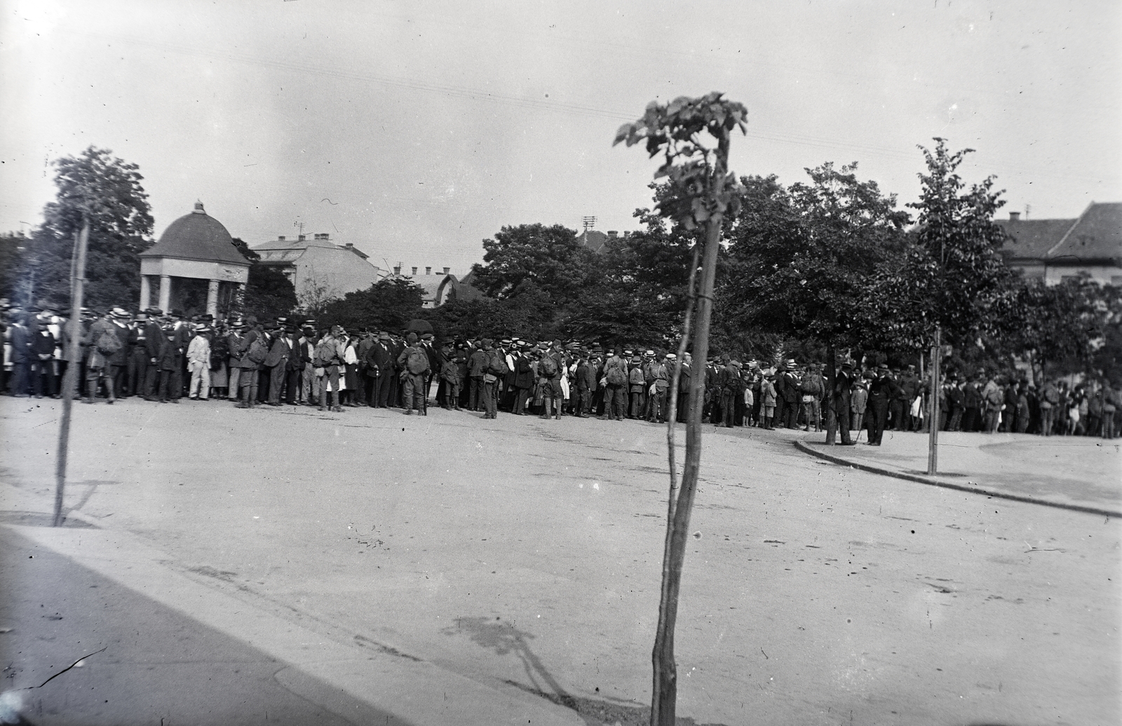 Hungary, Győr, Baross utca - Szent István (Vilmos Császár) út kereszteződése. Balra a "győri Vashonvéd" (Nacsa Illés, 1916.) kőcsarnoka., 1928, Kurutz Márton, audience, Fortepan #10313