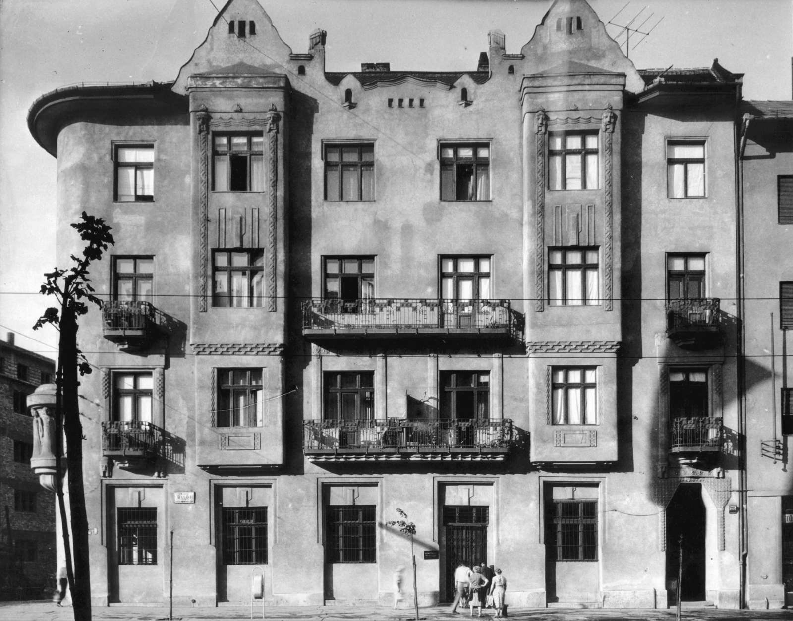 Hungary, Budapest IX., Üllői út 115/b, balra az Ernő utca. A kép forrását kérjük így adja meg: Fortepan / Budapest Főváros Levéltára. Levéltári jelzet: HU_BFL_XV_19_c_11, 1958, Budapest Főváros Levéltára / Városrendezési és Építészeti Osztályának fényképei, A Fővárosi Tanács VB Városrendezési és Építészeti Osztályának, Budapest, architectural ornament, balcony, Fortepan #103131