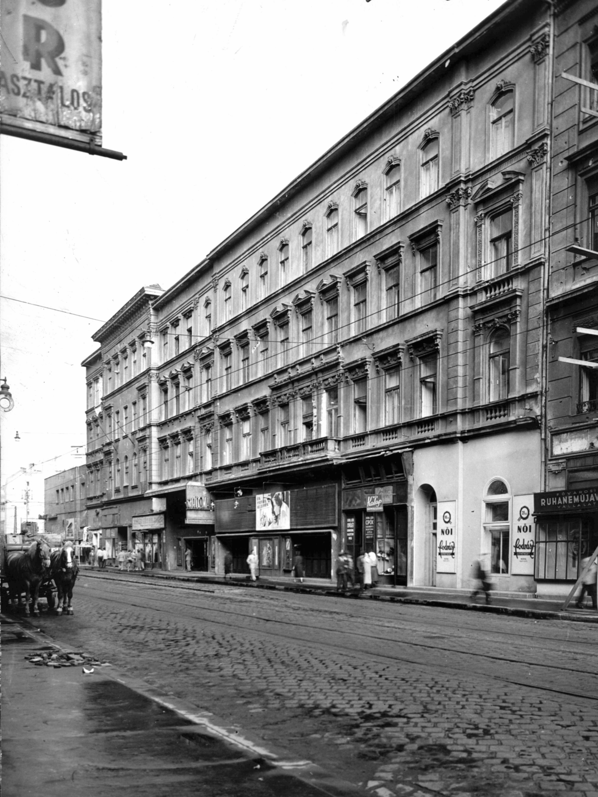 Hungary, Budapest VIII., Üllői út a Kálvin tér felé nézve, előtérben az Üllői út 2-4. (ekkor 4.) számú házban a Vörösmarty mozi. A kép forrását kérjük így adja meg: Fortepan / Budapest Főváros Levéltára. Levéltári jelzet: HU_BFL_XV_19_c_11, 1957, Budapest Főváros Levéltára / Városrendezési és Építészeti Osztályának fényképei, A Fővárosi Tanács VB Városrendezési és Építészeti Osztályának, ad, hairdresser, movie theater, Budapest, Fortepan #103136