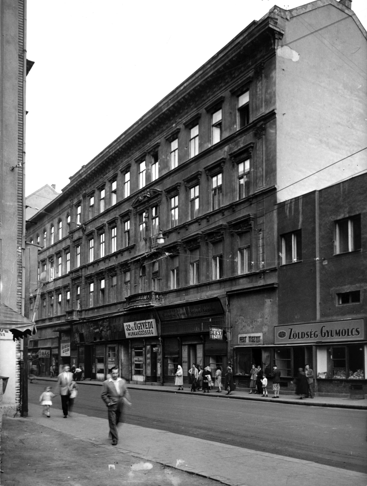 Hungary, Budapest VIII., Baross utca a Kálvin tér felől nézve. A kép forrását kérjük így adja meg: Fortepan / Budapest Főváros Levéltára. Levéltári jelzet: HU_BFL_XV_19_c_11, 1957, Budapest Főváros Levéltára / Városrendezési és Építészeti Osztályának fényképei, A Fővárosi Tanács VB Városrendezési és Építészeti Osztályának, Budapest, greengrocer, clockmaker, lawyer's working community, Fortepan #103137