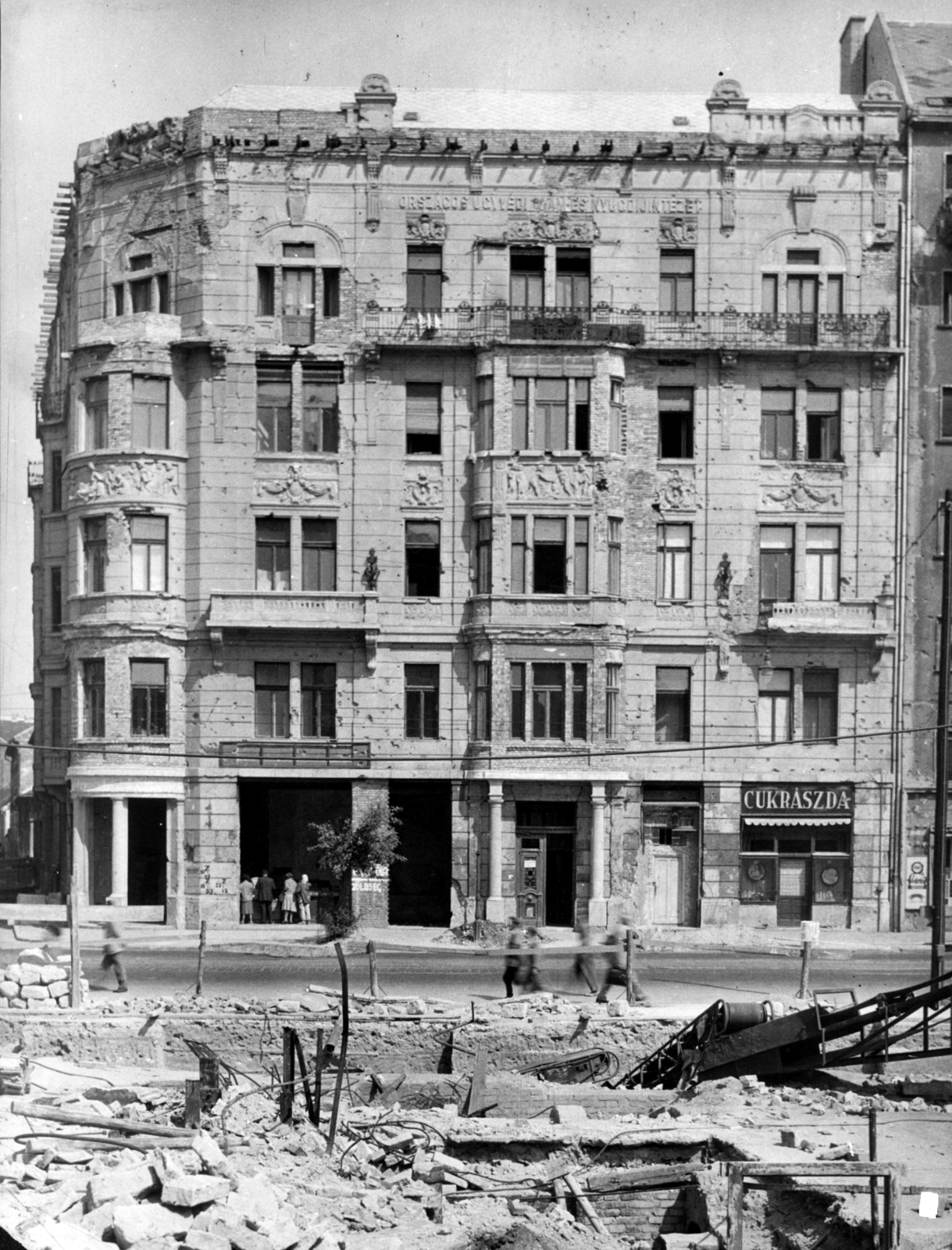Hungary, Budapest VIII.,Budapest IX., szemben az Üllői út 66/a, balra a Nagy Templom utca. Előtérben az Üllői út 71. számú épület bontása A kép forrását kérjük így adja meg: Fortepan / Budapest Főváros Levéltára. Levéltári jelzet: HU_BFL_XV_19_c_11, 1957, Budapest Főváros Levéltára / Városrendezési és Építészeti Osztályának fényképei, A Fővárosi Tanács VB Városrendezési és Építészeti Osztályának, pastry shop, ruins, Budapest, Fortepan #103142