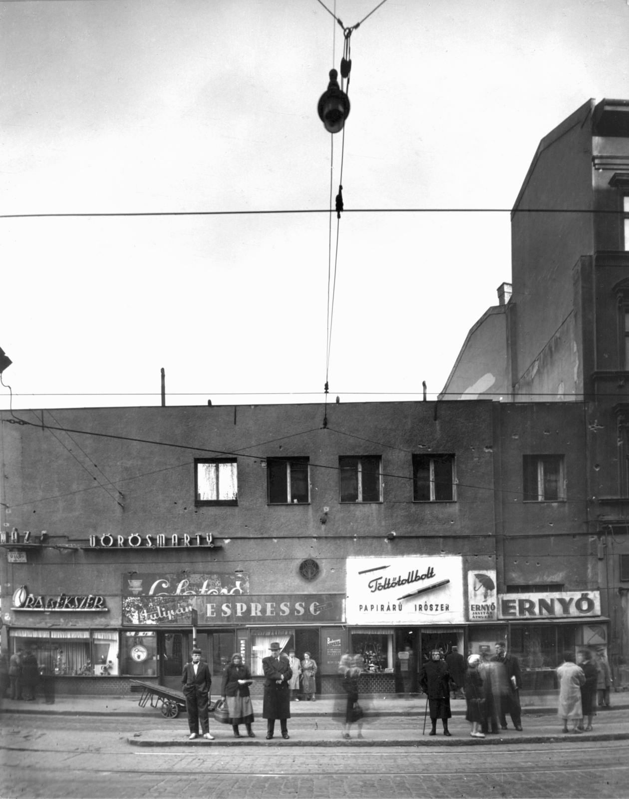 Magyarország, Budapest VIII., Üllői út 2. A kép forrását kérjük így adja meg: Fortepan / Budapest Főváros Levéltára. Levéltári jelzet: HU_BFL_XV_19_c_11, 1958, Budapest Főváros Levéltára / Városrendezési és Építészeti Osztályának fényképei, A Fővárosi Tanács VB Városrendezési és Építészeti Osztályának, eszpresszó, esernyős, Budapest, mozi, papírbolt, óra-ékszer, Fortepan #103145