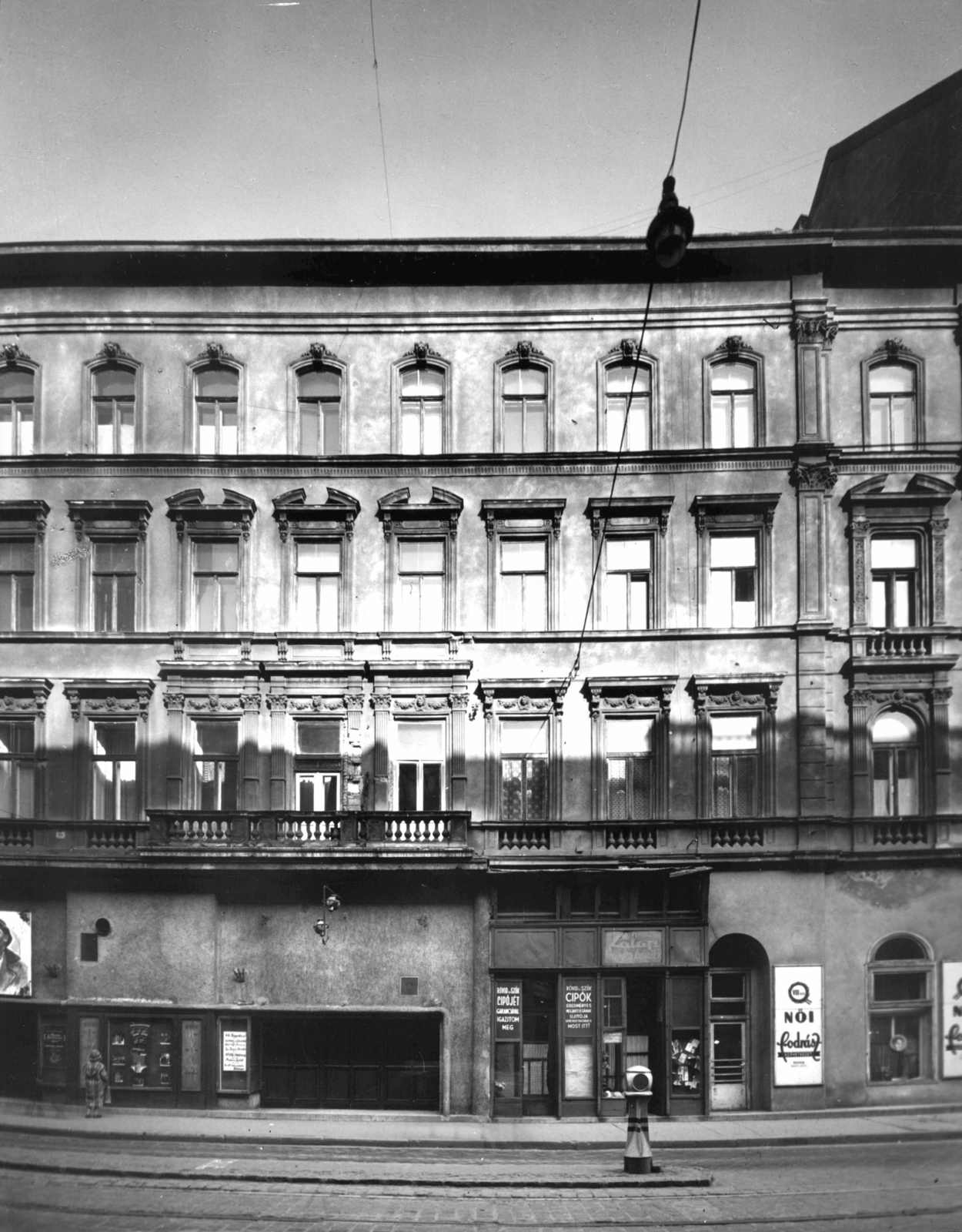 Hungary, Budapest VIII., Üllői út 2-4. (ekkor 4.) számú házban a Vörösmarty mozi. A kép forrását kérjük így adja meg: Fortepan / Budapest Főváros Levéltára. Levéltári jelzet: HU_BFL_XV_19_c_12, 1958, Budapest Főváros Levéltára / Városrendezési és Építészeti Osztályának fényképei, A Fővárosi Tanács VB Városrendezési és Építészeti Osztályának, hairdresser, movie theater, Budapest, csibi lamp, Fortepan #103148