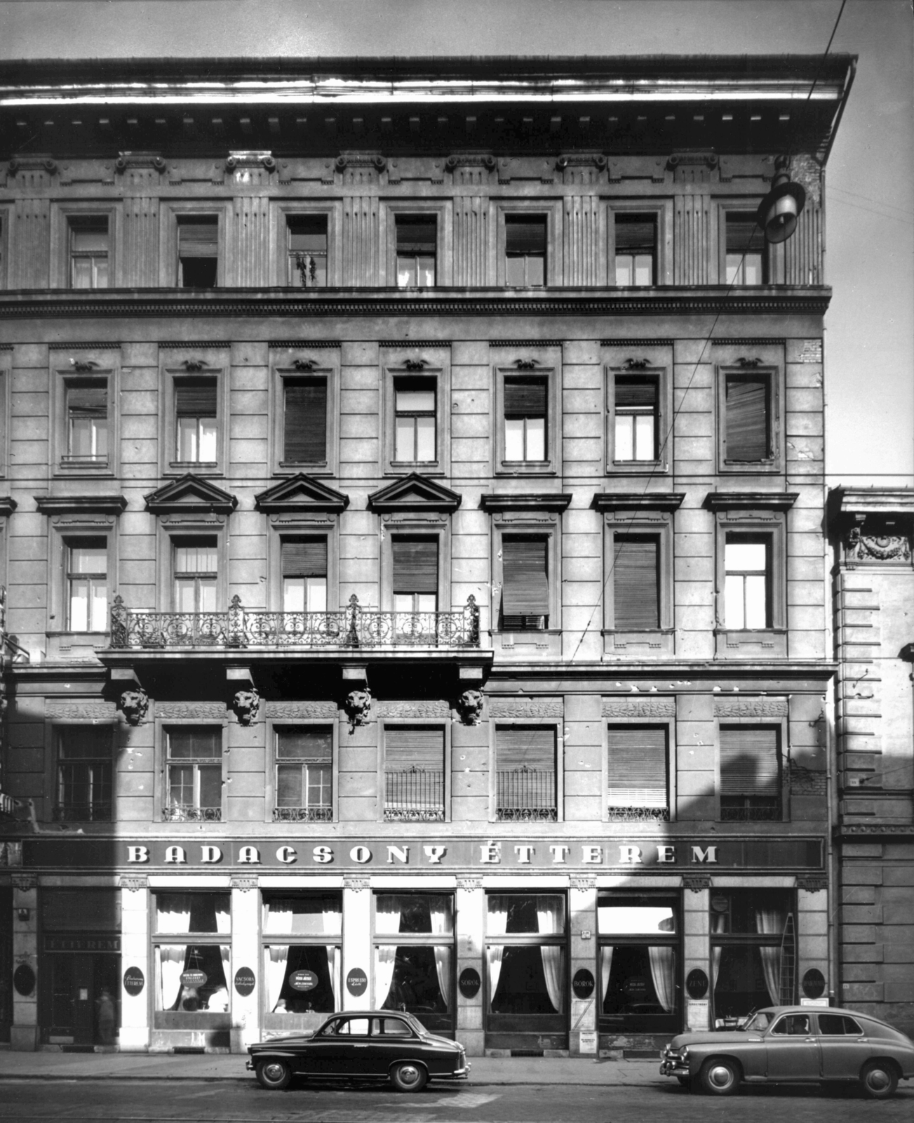 Magyarország, Budapest VIII., Üllői út 6., Badacsony Étterem. A kép forrását kérjük így adja meg: Fortepan / Budapest Főváros Levéltára. Levéltári jelzet: HU_BFL_XV_19_c_11, 1958, Budapest Főváros Levéltára / Városrendezési és Építészeti Osztályának fényképei, A Fővárosi Tanács VB Városrendezési és Építészeti Osztályának, étterem, automobil, GAZ M20 Pobeda, Skoda Octavia, Budapest, Fortepan #103150
