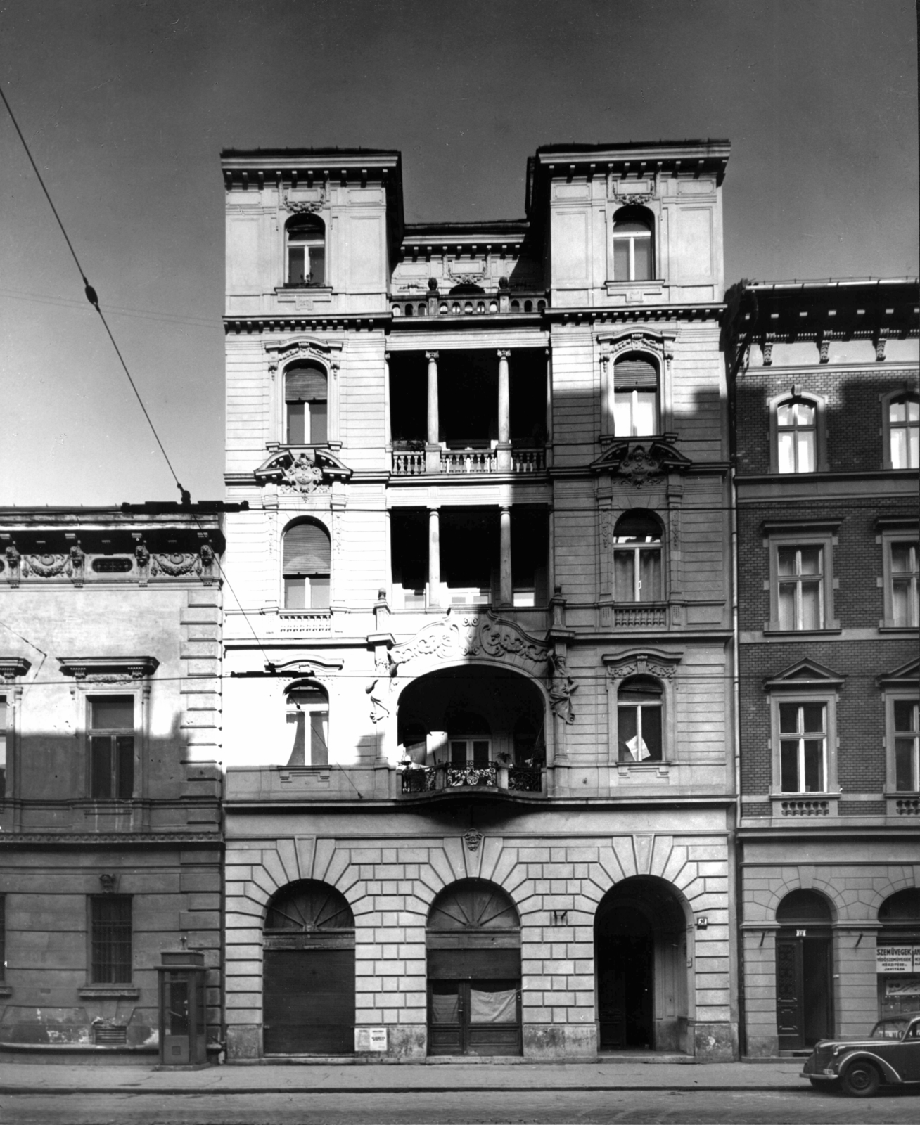 Hungary, Budapest VIII., Üllői út 10. A kép forrását kérjük így adja meg: Fortepan / Budapest Főváros Levéltára. Levéltári jelzet: HU_BFL_XV_19_c_11, 1958, Budapest Főváros Levéltára / Városrendezési és Építészeti Osztályának fényképei, Budapest, architectural ornament, phone booth, balcony, terrace, railing, Fortepan #103151