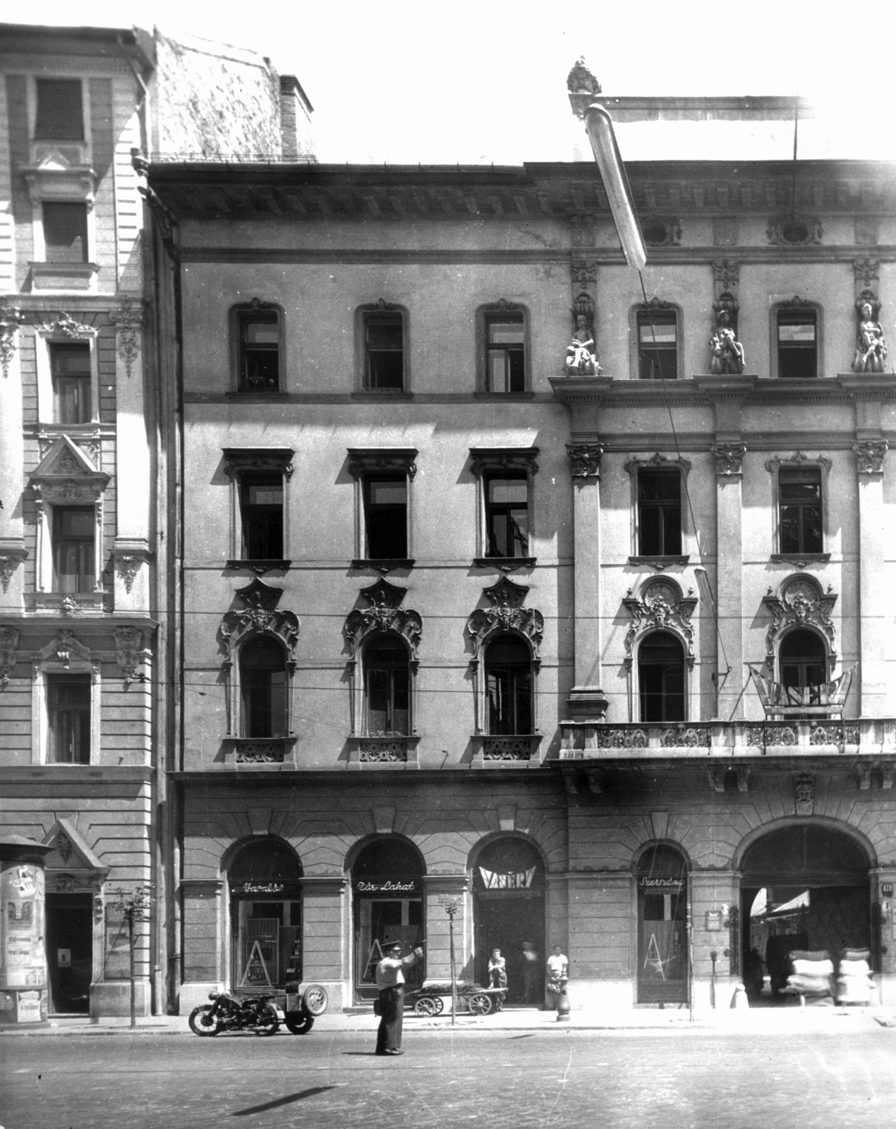 Magyarország, Budapest VIII., Üllői út 32. A kép forrását kérjük így adja meg: Fortepan / Budapest Főváros Levéltára. Levéltári jelzet: HU_BFL_XV_19_c_11, 1958, Budapest Főváros Levéltára / Városrendezési és Építészeti Osztályának fényképei, A Fővárosi Tanács VB Városrendezési és Építészeti Osztályának, Budapest, rendőr, oldalkocsis motorkerékpár, kézikocsi, Fortepan #103161