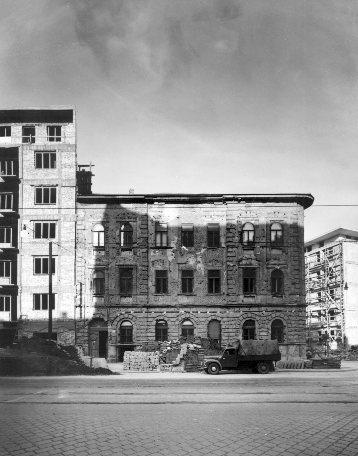Hungary, Budapest VIII., Üllői út 58., jobbra a Futó utca. A kép forrását kérjük így adja meg: Fortepan / Budapest Főváros Levéltára. Levéltári jelzet: HU_BFL_XV_19_c_11, 1958, Budapest Főváros Levéltára / Városrendezési és Építészeti Osztályának fényképei, A Fővárosi Tanács VB Városrendezési és Építészeti Osztályának, Budapest, bullet hole, damaged building, flat roof, building material, commercial vehicle, Fortepan #103169