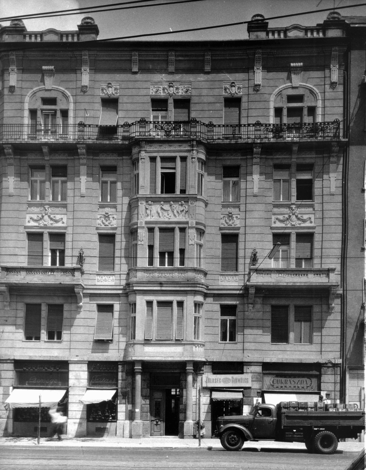 Hungary, Budapest VIII., Üllői út 66/a. A kép forrását kérjük így adja meg: Fortepan / Budapest Főváros Levéltára. Levéltári jelzet: HU_BFL_XV_19_c_11, 1958, Budapest Főváros Levéltára / Városrendezési és Építészeti Osztályának fényképei, A Fővárosi Tanács VB Városrendezési és Építészeti Osztályának, commercial vehicle, Budapest, enclosed balcony, relief, pastry shop, balcony, grocery store, Fortepan #103173