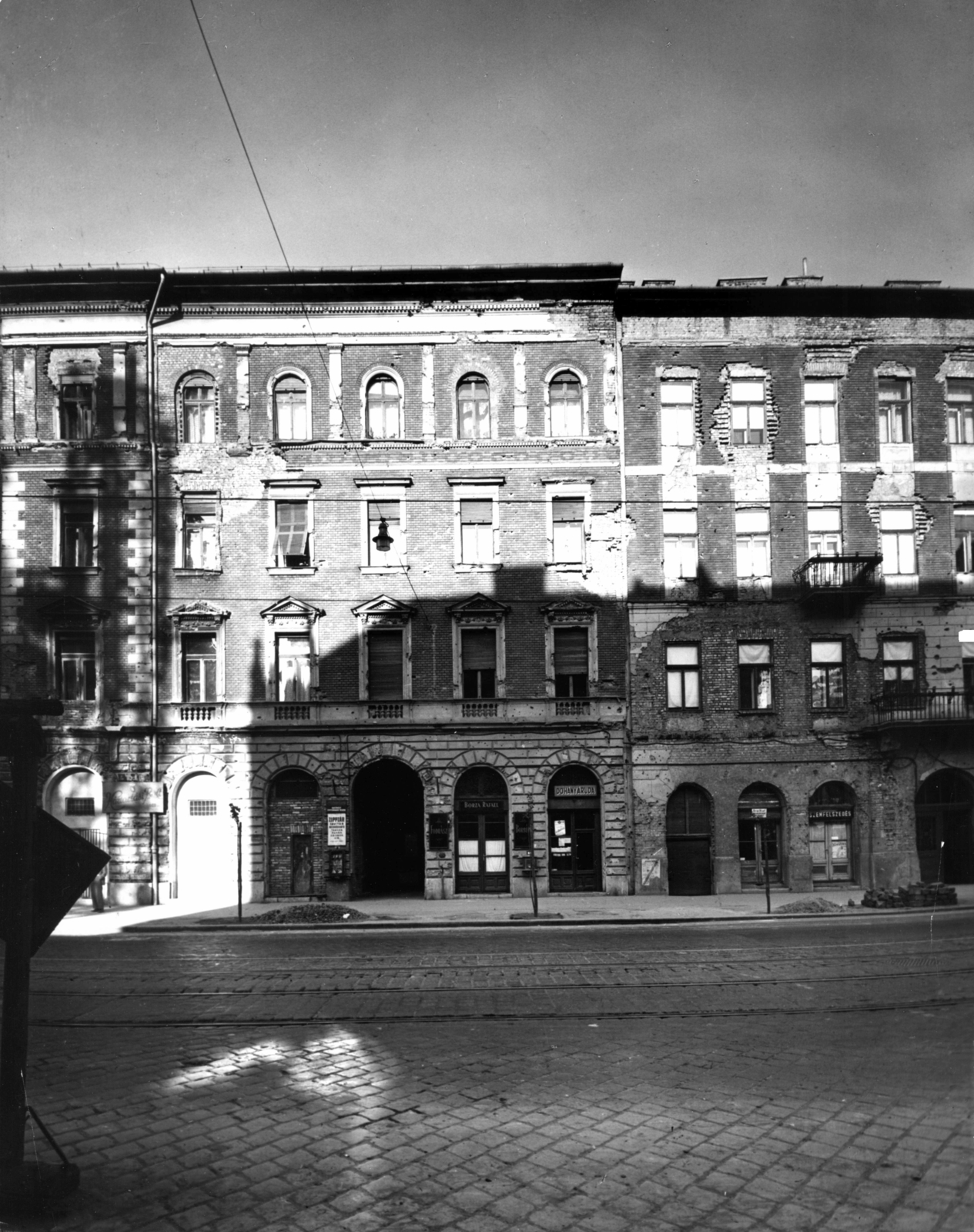 Hungary, Budapest VIII., Üllői út 68. és 70. A kép forrását kérjük így adja meg: Fortepan / Budapest Főváros Levéltára. Levéltári jelzet: HU_BFL_XV_19_c_11, 1958, Budapest Főváros Levéltára / Városrendezési és Építészeti Osztályának fényképei, A Fővárosi Tanács VB Városrendezési és Építészeti Osztályának, Budapest, tobacco shop, bullet hole, zipper, stocking-mender, damaged building, extinct crafts, Fortepan #103175
