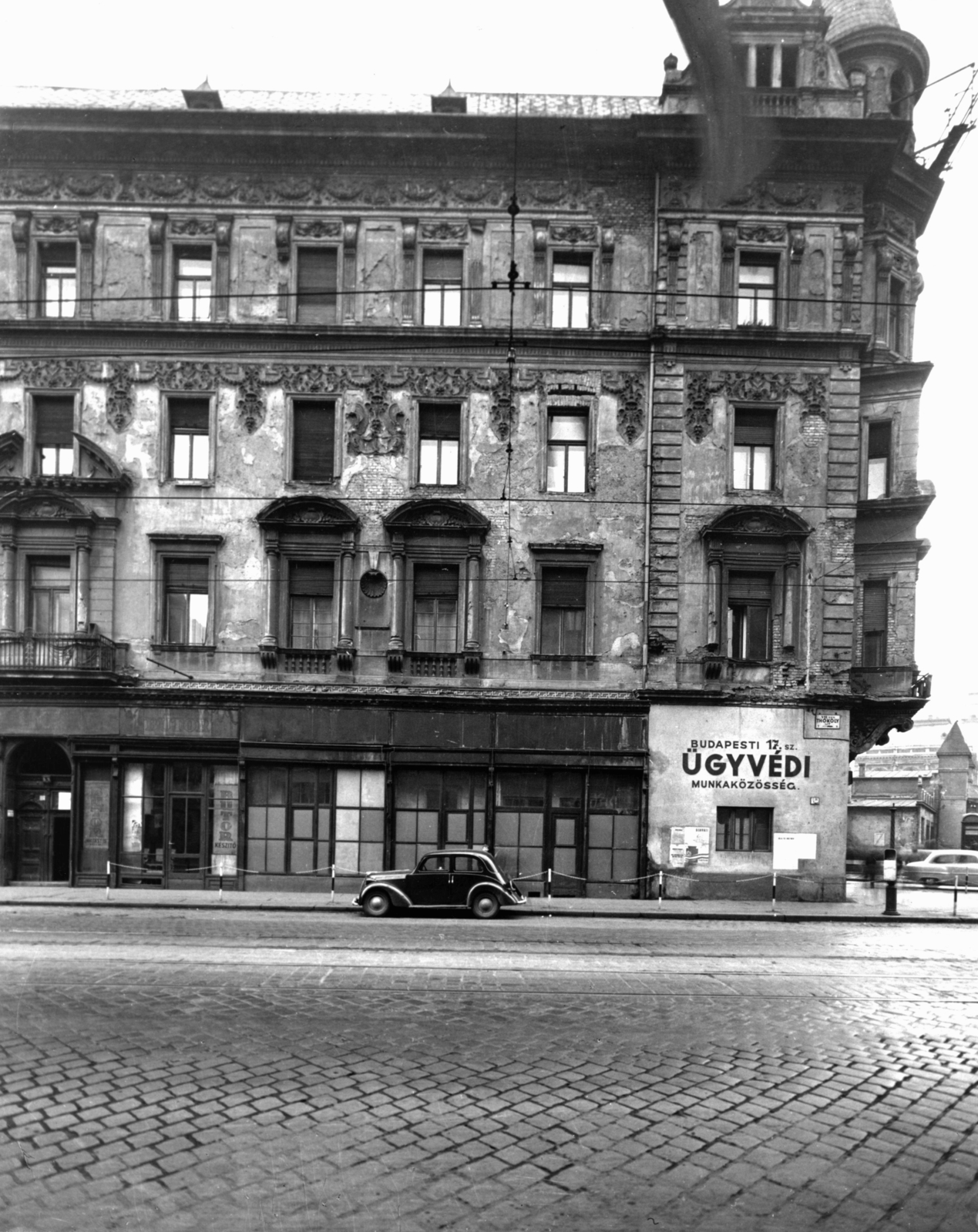 Hungary, Budapest VII., Thököly út 1-3., Verseny utca sarok, jobbra a Baross tér. A kép forrását kérjük így adja meg: Fortepan / Budapest Főváros Levéltára. Levéltári jelzet: HU_BFL_XV_19_c_11, 1958, Budapest Főváros Levéltára / Városrendezési és Építészeti Osztályának fényképei, Vadas Ernő, Budapest, architectural ornament, lawyer's working community, stucco, Fortepan #103177