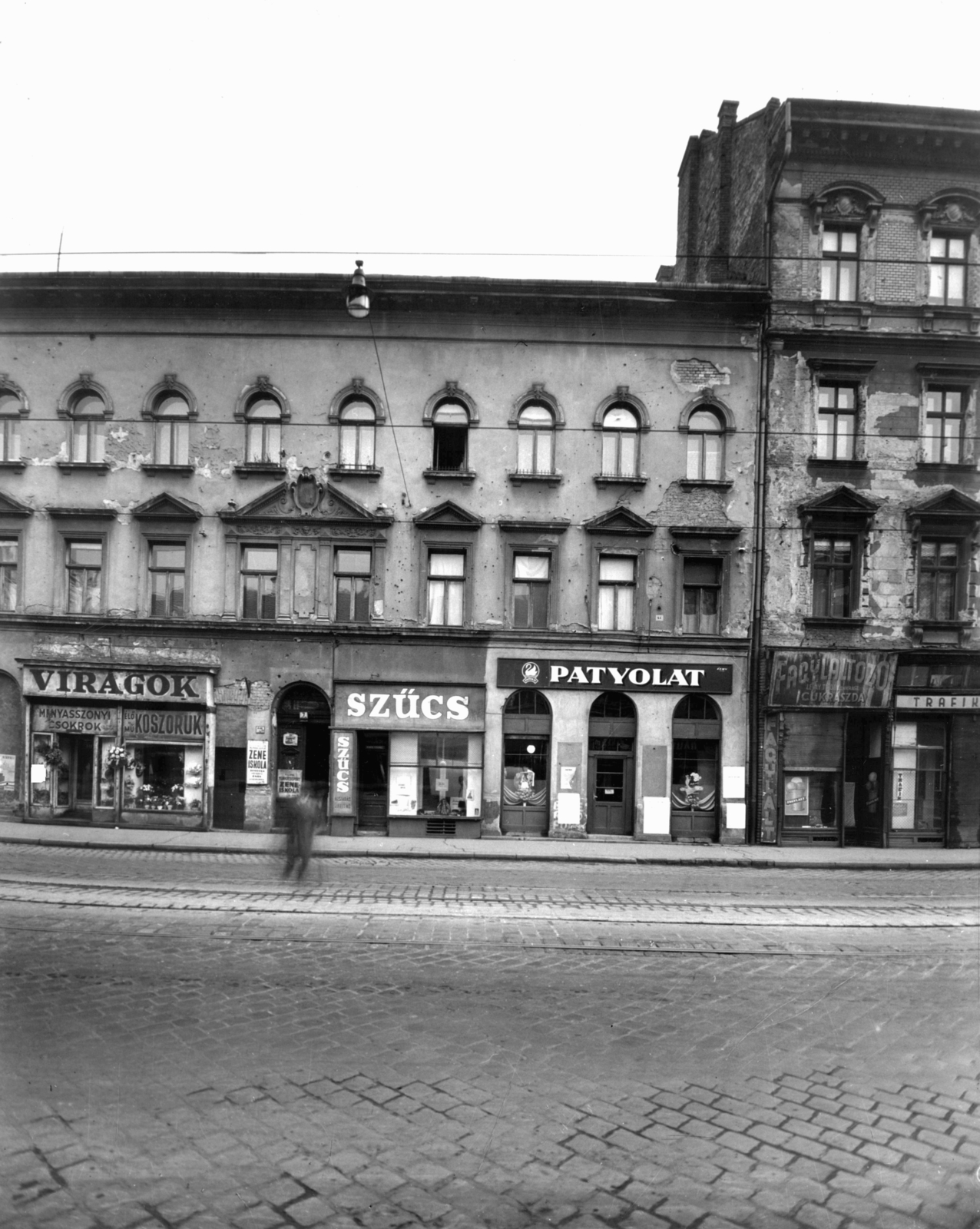Hungary, Budapest VII., Thököly út 7. A kép forrását kérjük így adja meg: Fortepan / Budapest Főváros Levéltára. Levéltári jelzet: HU_BFL_XV_19_c_11, 1958, Budapest Főváros Levéltára / Városrendezési és Építészeti Osztályának fényképei, Vadas Ernő, Budapest, bullet hole, pastry shop, Patyolat shop, Fortepan #103182
