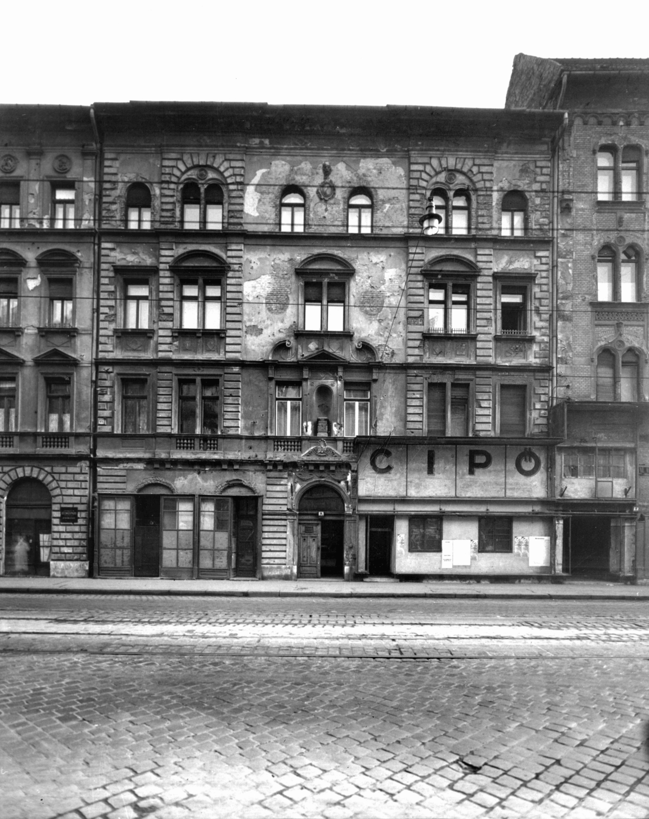 Magyarország, Budapest VII., Thököly út 11. A kép forrását kérjük így adja meg: Fortepan / Budapest Főváros Levéltára. Levéltári jelzet: HU_BFL_XV_19_c_11, 1958, Budapest Főváros Levéltára / Városrendezési és Építészeti Osztályának fényképei, Vadas Ernő, Budapest, cipőbolt, Fortepan #103183