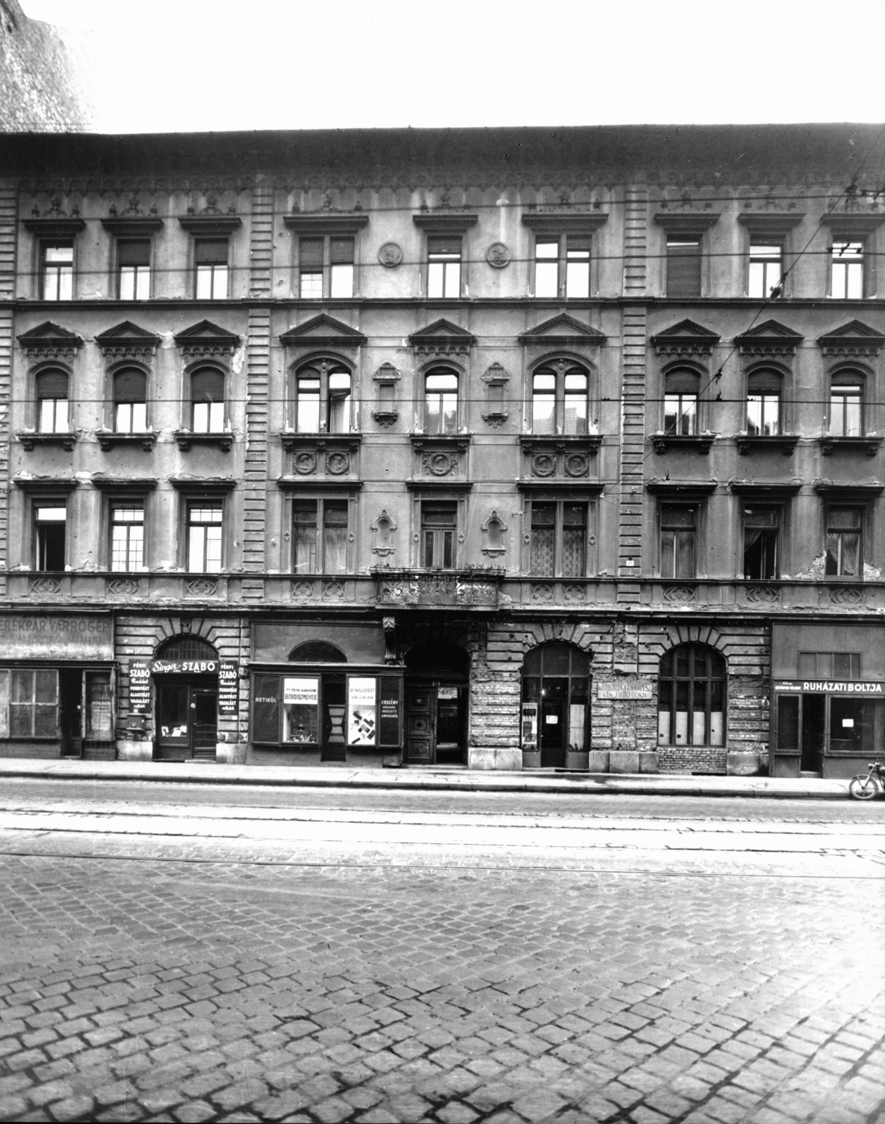 Hungary, Budapest VII., Thököly út 15. A kép forrását kérjük így adja meg: Fortepan / Budapest Főváros Levéltára. Levéltári jelzet: HU_BFL_XV_19_c_11, 1958, Budapest Főváros Levéltára / Városrendezési és Építészeti Osztályának fényképei, Vadas Ernő, Budapest, clothing store, tailors, leather goods, Fortepan #103185
