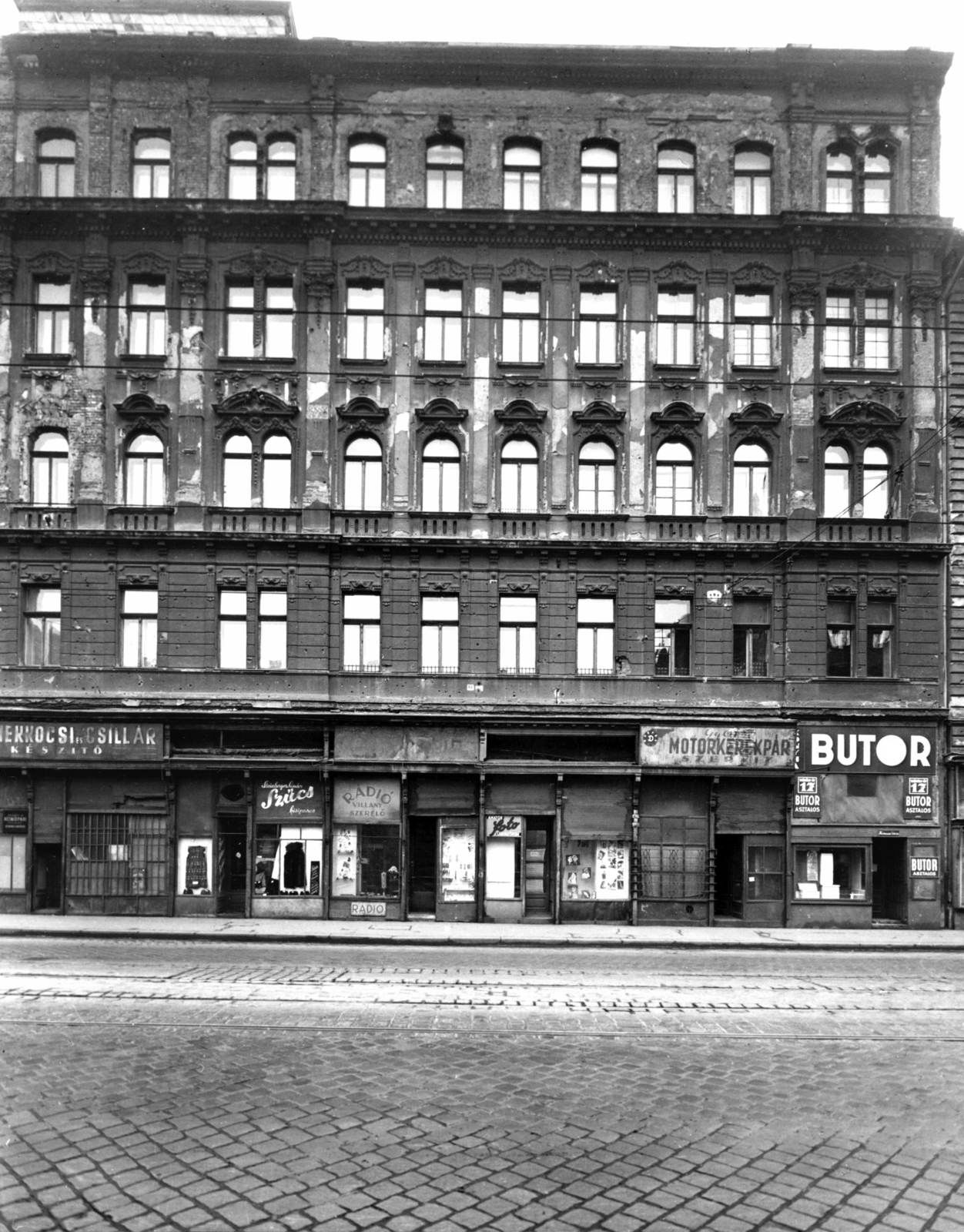 Hungary, Budapest VII., Thököly út 17. A kép forrását kérjük így adja meg: Fortepan / Budapest Főváros Levéltára. Levéltári jelzet: HU_BFL_XV_19_c_11, 1958, Budapest Főváros Levéltára / Városrendezési és Építészeti Osztályának fényképei, Vadas Ernő, Budapest, carpenter, motorcycle repair, photographer, radio repair, furrier, Fortepan #103186