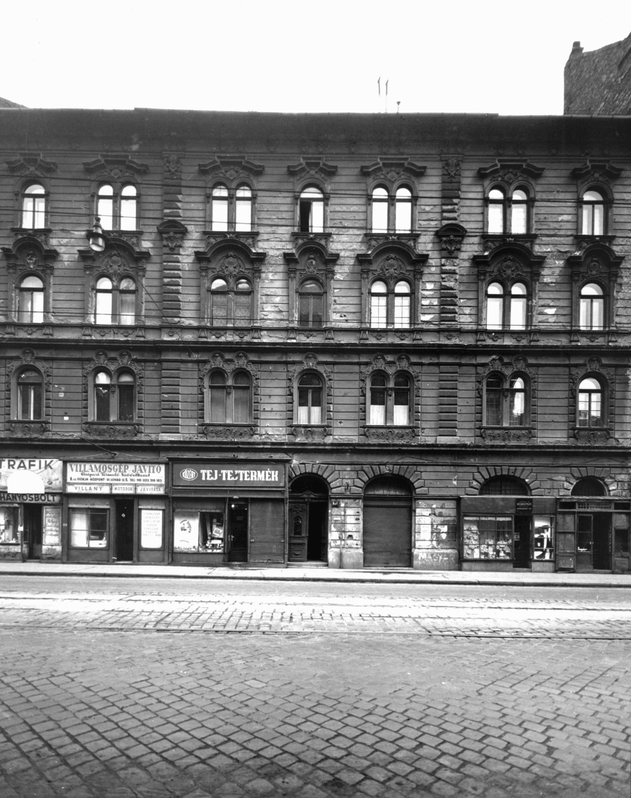Hungary, Budapest VII., Thököly út 19. A kép forrását kérjük így adja meg: Fortepan / Budapest Főváros Levéltára. Levéltári jelzet: HU_BFL_XV_19_c_11, 1958, Budapest Főváros Levéltára / Városrendezési és Építészeti Osztályának fényképei, Vadas Ernő, Budapest, architectural ornament, dairy, electronics store, Fortepan #103188