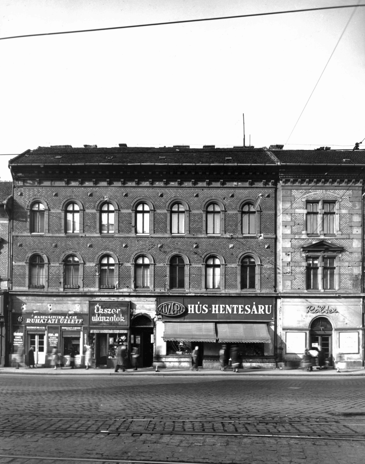 Hungary, Budapest VII., Thököly út 4. a Keleti pályaudvar felől nézve. A kép forrását kérjük így adja meg: Fortepan / Budapest Főváros Levéltára. Levéltári jelzet: HU_BFL_XV_19_c_11, 1958, Budapest Főváros Levéltára / Városrendezési és Építészeti Osztályának fényképei, Vadas Ernő, Budapest, Röltex-brand, Közért Company, jeweler, clothing store, Fortepan #103194