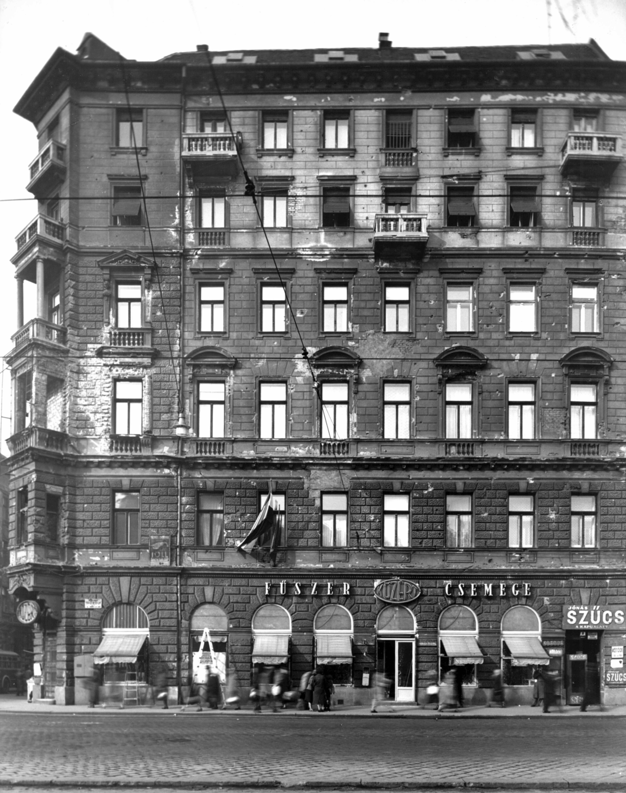 Hungary, Budapest VII., Thököly út 8. a Keleti pályaudvar felől nézve, balra a Nefelejcs utca. A kép forrását kérjük így adja meg: Fortepan / Budapest Főváros Levéltára. Levéltári jelzet: HU_BFL_XV_19_c_11, 1958, Budapest Főváros Levéltára / Városrendezési és Építészeti Osztályának fényképei, Vadas Ernő, Budapest, Közért Company, Fortepan #103196