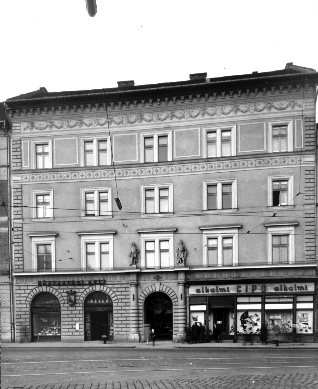 Hungary, Budapest VII., Thököly út 16. a Keleti pályaudvar felől nézve. A kép forrását kérjük így adja meg: Fortepan / Budapest Főváros Levéltára. Levéltári jelzet: HU_BFL_XV_19_c_11, 1958, Budapest Főváros Levéltára / Városrendezési és Építészeti Osztályának fényképei, A Fővárosi Tanács VB Városrendezési és Építészeti Osztályának, Budapest, building statue, hardware store, shoe store, Fortepan #103200