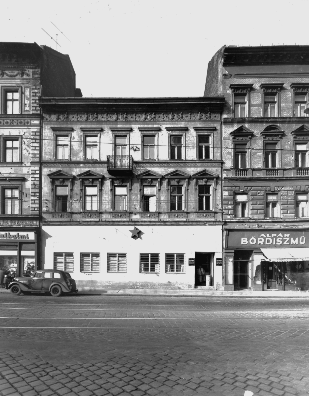 Hungary, Budapest VII., Thököly út 18. a Verseny utca sarkától nézve. A kép forrását kérjük így adja meg: Fortepan / Budapest Főváros Levéltára. Levéltári jelzet: HU_BFL_XV_19_c_11, 1958, Budapest Főváros Levéltára / Városrendezési és Építészeti Osztályának fényképei, Vadas Ernő, Budapest, leather goods, relief, Red Star, Fortepan #103201