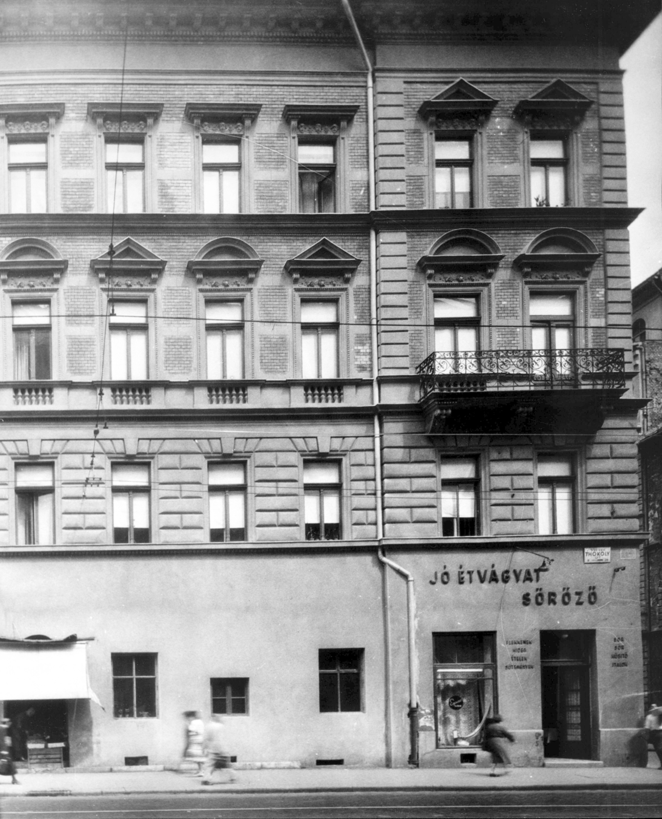 Hungary, Budapest VII., Thököly út 20., jobbra a Hernád utca. A kép forrását kérjük így adja meg: Fortepan / Budapest Főváros Levéltára. Levéltári jelzet: HU_BFL_XV_19_c_11, 1958, Budapest Főváros Levéltára / Városrendezési és Építészeti Osztályának fényképei, A Fővárosi Tanács VB Városrendezési és Építészeti Osztályának, Budapest, Fortepan #103203