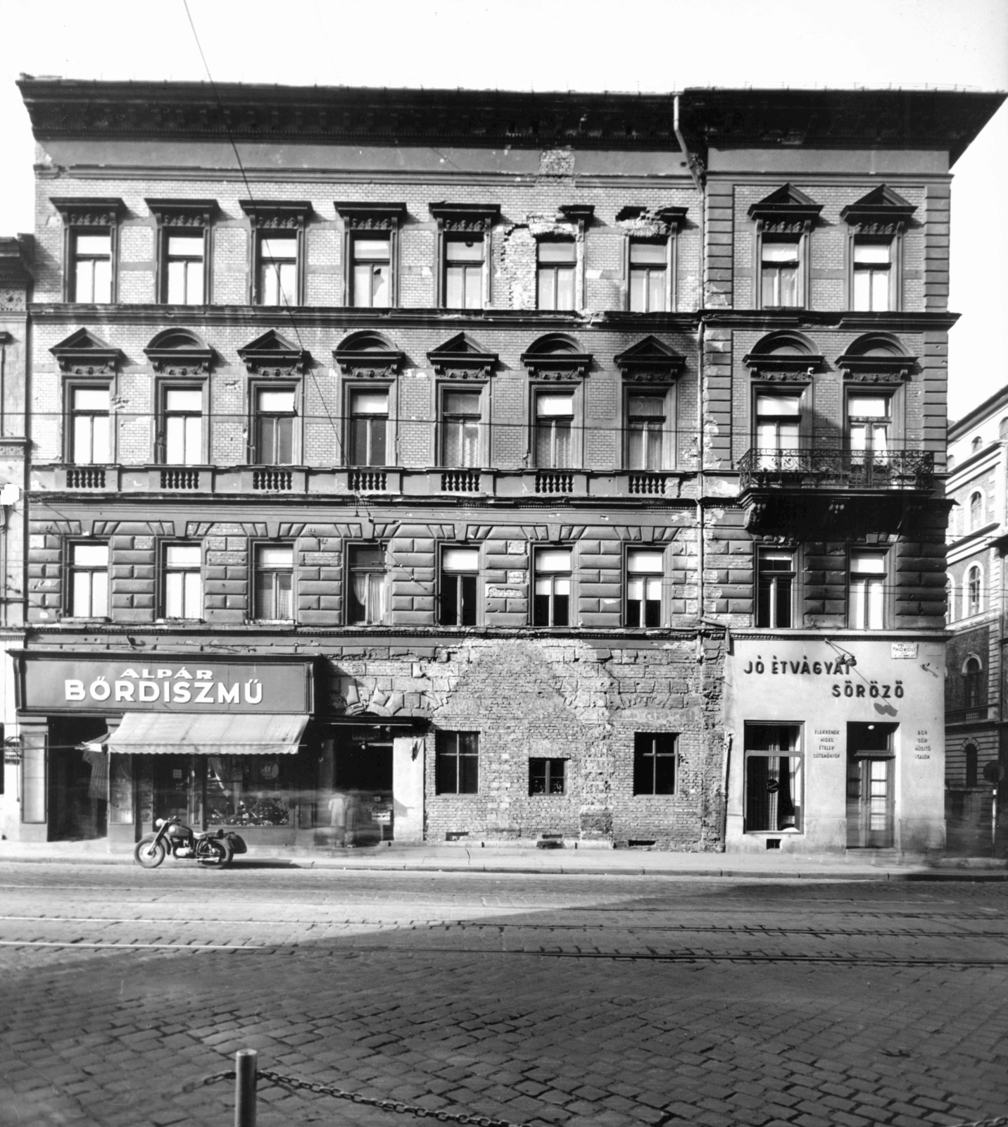 Hungary, Budapest VII., Thököly út 20., jobbra a Hernád utca. A kép forrását kérjük így adja meg: Fortepan / Budapest Főváros Levéltára. Levéltári jelzet: HU_BFL_XV_19_c_11, 1958, Budapest Főváros Levéltára / Városrendezési és Építészeti Osztályának fényképei, Vadas Ernő, Budapest, tenement house, leather goods, Fortepan #103204