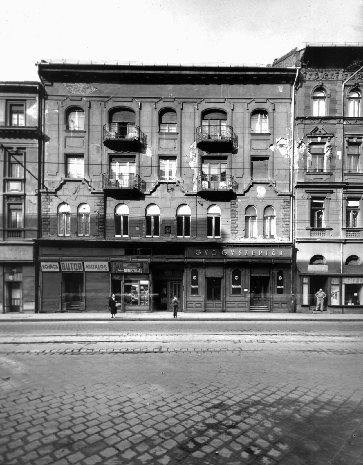 Hungary, Budapest VII., Thököly út 28. A kép forrását kérjük így adja meg: Fortepan / Budapest Főváros Levéltára. Levéltári jelzet: HU_BFL_XV_19_c_11, 1958, Budapest Főváros Levéltára / Városrendezési és Építészeti Osztályának fényképei, Vadas Ernő, Budapest, leather goods, carpenter, pharmacy, Fortepan #103209