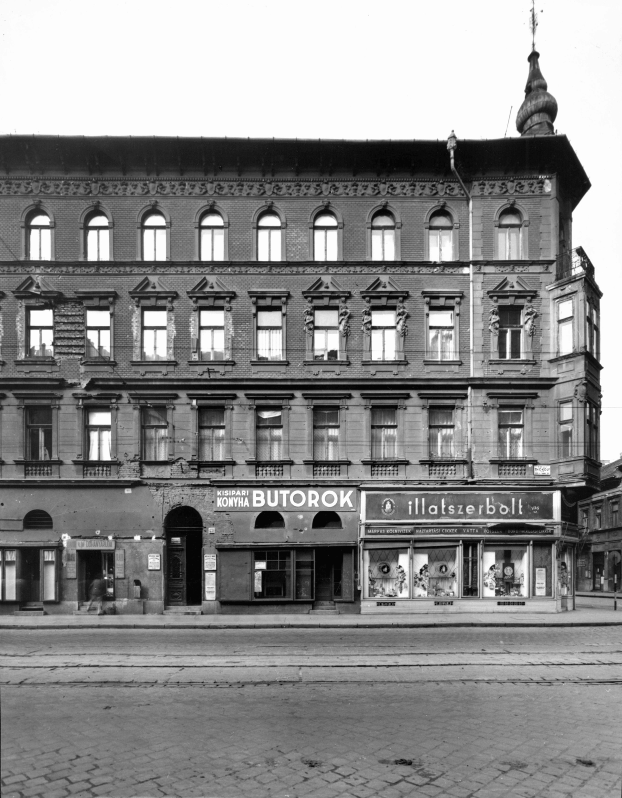 Hungary, Budapest VII., Thököly út 30., jobbra a Cserhát utca. A kép forrását kérjük így adja meg: Fortepan / Budapest Főváros Levéltára. Levéltári jelzet: HU_BFL_XV_19_c_11, 1958, Budapest Főváros Levéltára / Városrendezési és Építészeti Osztályának fényképei, Vadas Ernő, Budapest, enclosed balcony, corner balcony, perfume store, Fortepan #103211