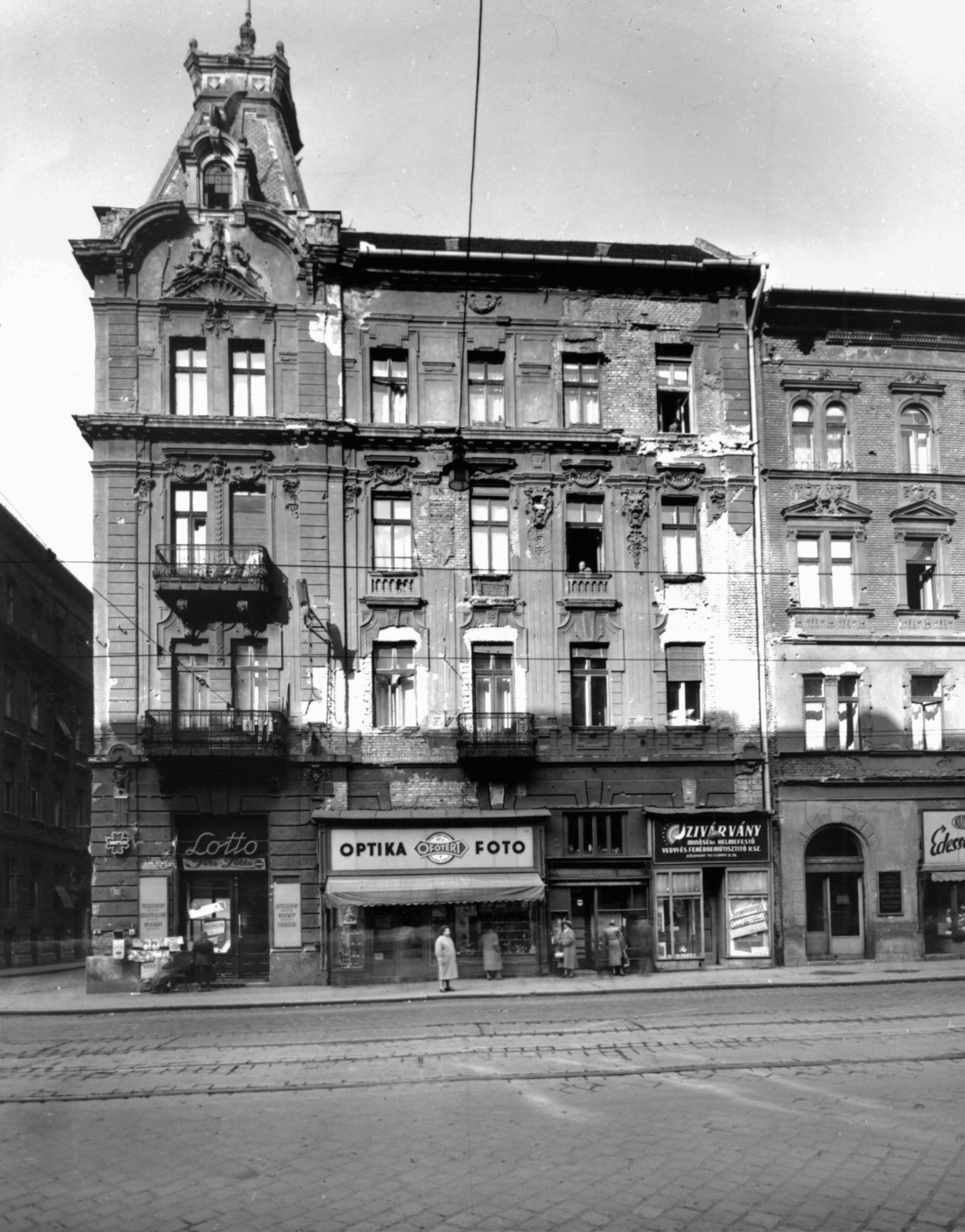 Hungary, Budapest VII., Thököly út 38., balra a Szinva utca. A kép forrását kérjük így adja meg: Fortepan / Budapest Főváros Levéltára. Levéltári jelzet: HU_BFL_XV_19_c_11, 1958, Budapest Főváros Levéltára / Városrendezési és Építészeti Osztályának fényképei, Vadas Ernő, Budapest, architectural ornament, building statue, camera store, optician, lottery retailer, Fortepan #103216
