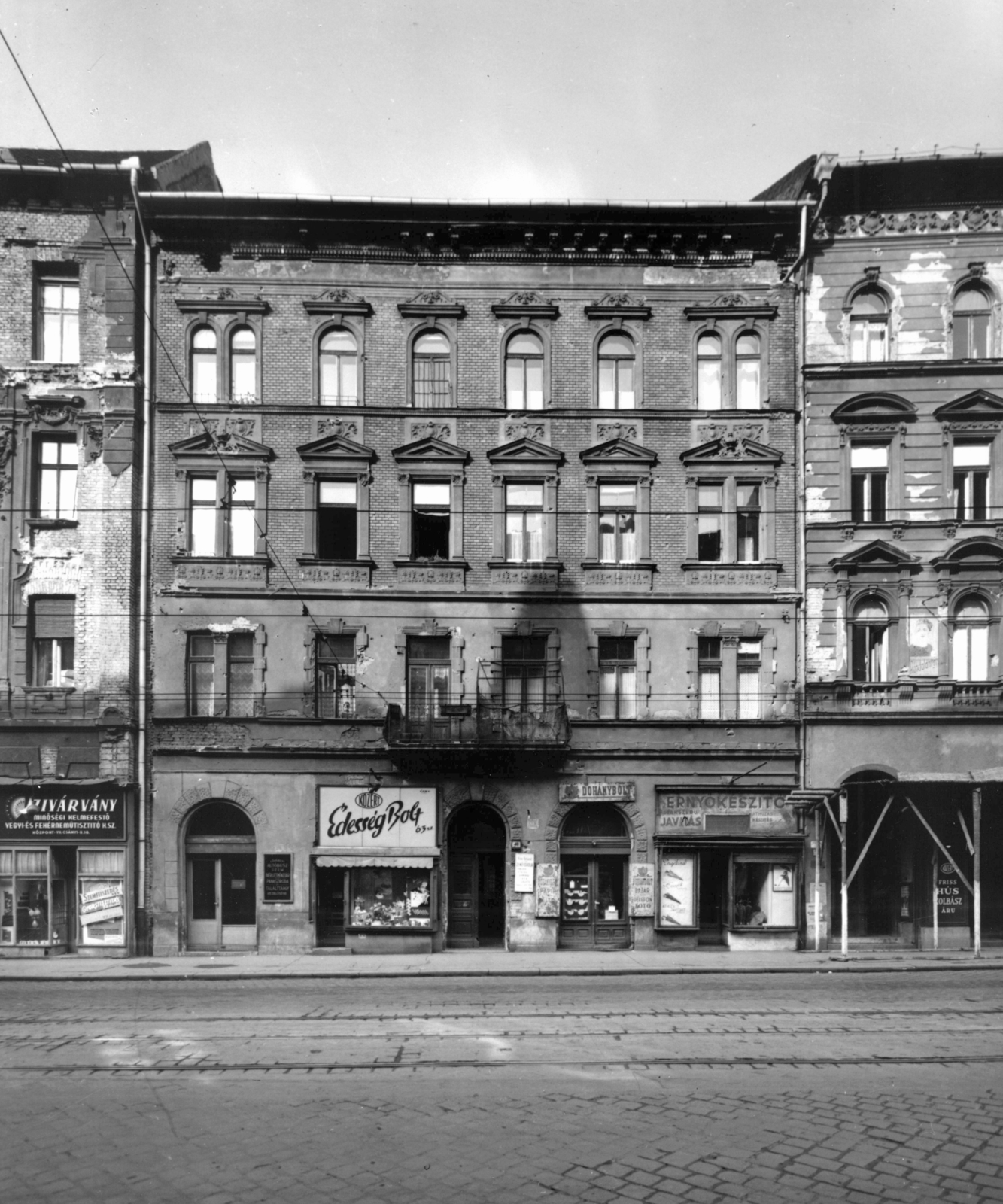 Hungary, Budapest VII., Thököly út 40. A kép forrását kérjük így adja meg: Fortepan / Budapest Főváros Levéltára. Levéltári jelzet: HU_BFL_XV_19_c_11, 1958, Budapest Főváros Levéltára / Városrendezési és Építészeti Osztályának fényképei, Vadas Ernő, Budapest, tobacco shop, candy store, umbrella repair, Fortepan #103217