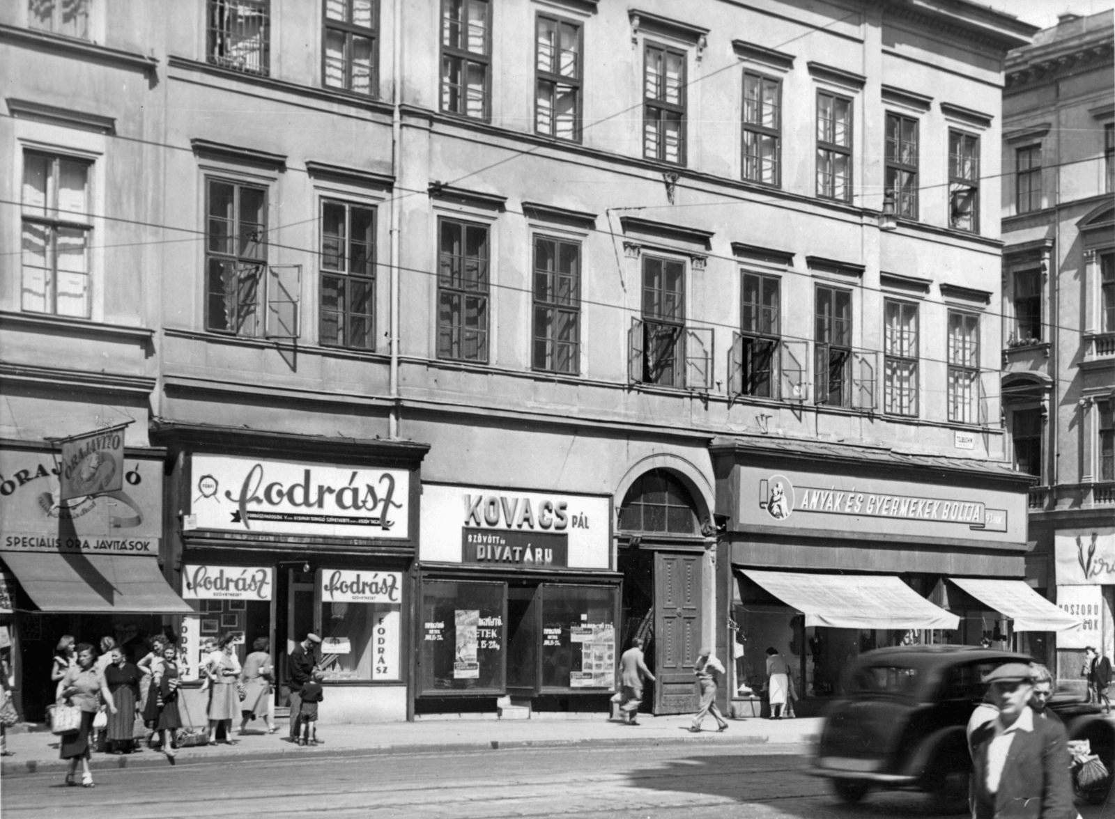 Hungary, Budapest V., Vámház (Tolbuhin) körút 6., jobbra a Veres Pálné utca. A kép forrását kérjük így adja meg: Fortepan / Budapest Főváros Levéltára. Levéltári jelzet: HU_BFL_XV_19_c_11, 1957, Budapest Főváros Levéltára / Városrendezési és Építészeti Osztályának fényképei, A Fővárosi Tanács VB Városrendezési és Építészeti Osztályának, hairdresser, clockmaker, Budapest, Fashion store, Fortepan #103220