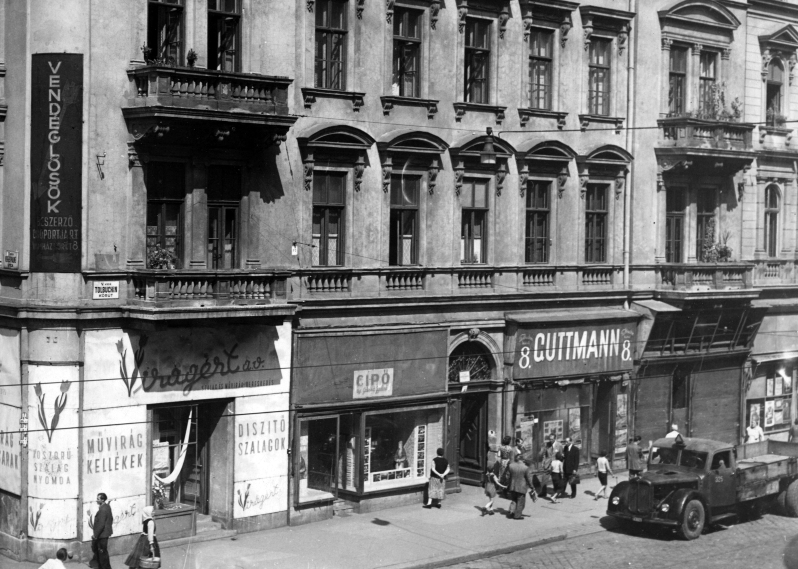 Hungary, Budapest V., Vámház (Tolbuhin) körút 8., balra a Veres Pálné utca. A kép forrását kérjük így adja meg: Fortepan / Budapest Főváros Levéltára. Levéltári jelzet: HU_BFL_XV_19_c_11, 1957, Budapest Főváros Levéltára / Városrendezési és Építészeti Osztályának fényképei, A Fővárosi Tanács VB Városrendezési és Építészeti Osztályának, commercial vehicle, shoe store, florist, Budapest, Fortepan #103221