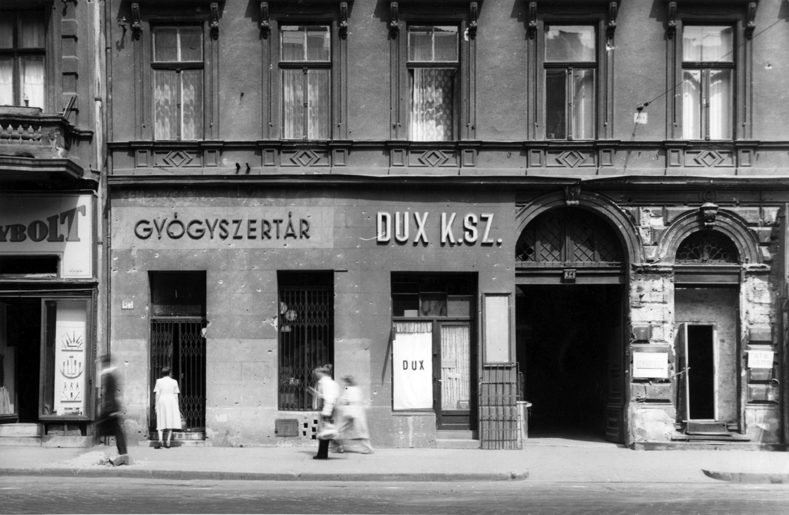 Magyarország, Budapest V., Vámház (Tolbuhin) körút 14. A kép forrását kérjük így adja meg: Fortepan / Budapest Főváros Levéltára. Levéltári jelzet: HU_BFL_XV_19_c_11, 1957, Budapest Főváros Levéltára / Városrendezési és Építészeti Osztályának fényképei, A Fővárosi Tanács VB Városrendezési és Építészeti Osztályának, Budapest, gyógyszertár, Fortepan #103224